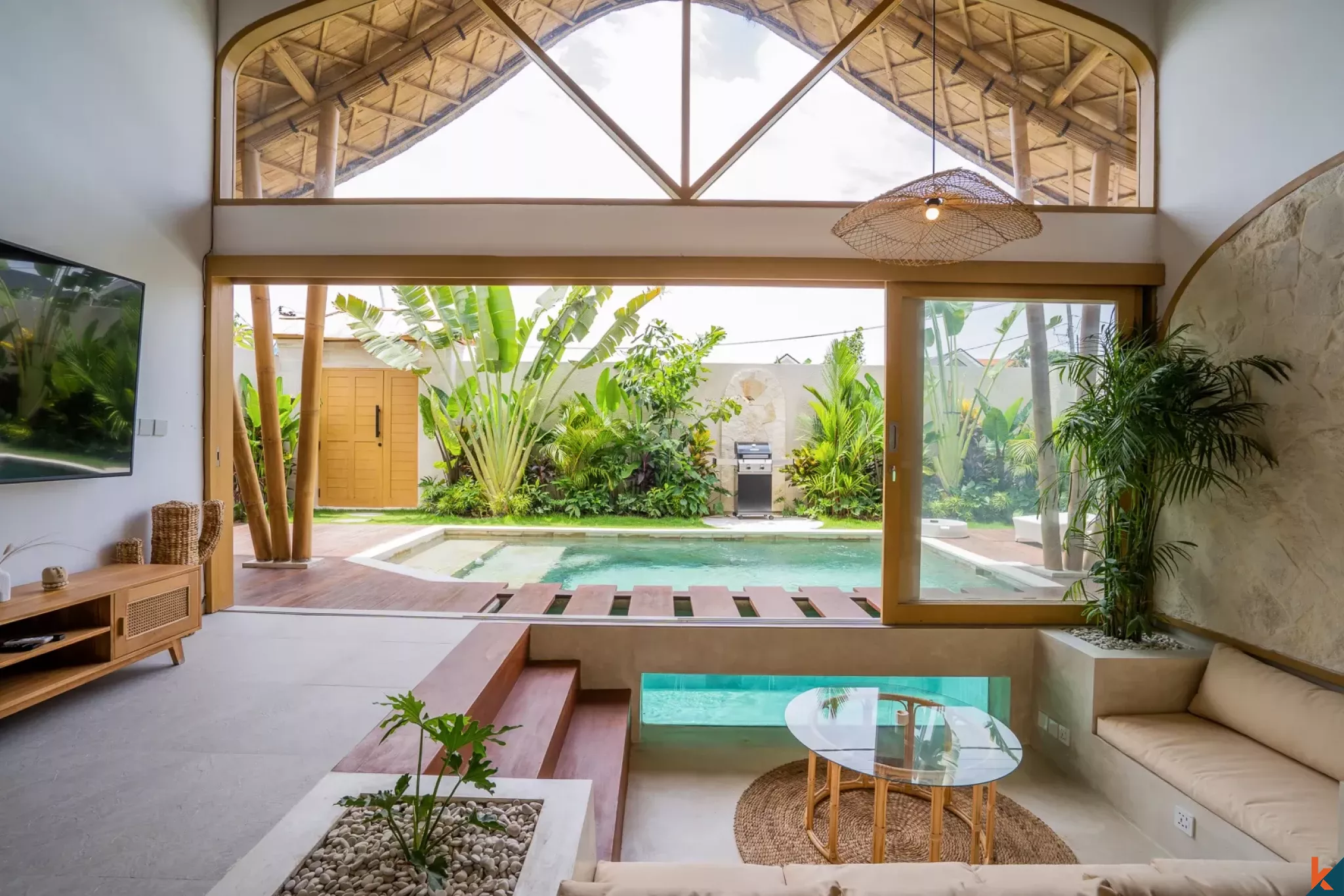 Vila Hak Sewa dengan Desain Tropis 2 Kamar Tidur di Kerobokan - Semer