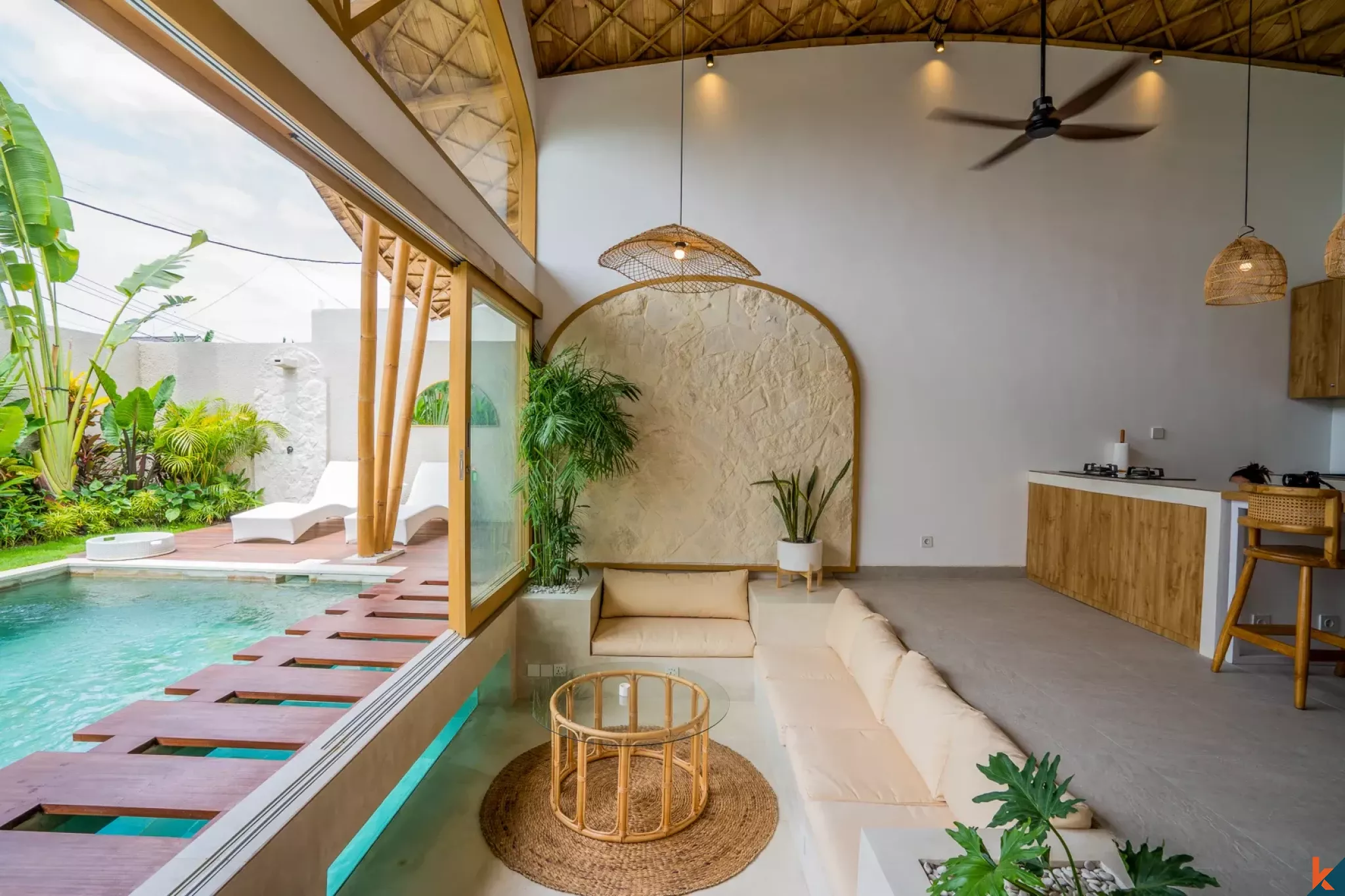 Vila Hak Sewa dengan Desain Tropis 2 Kamar Tidur di Kerobokan - Semer