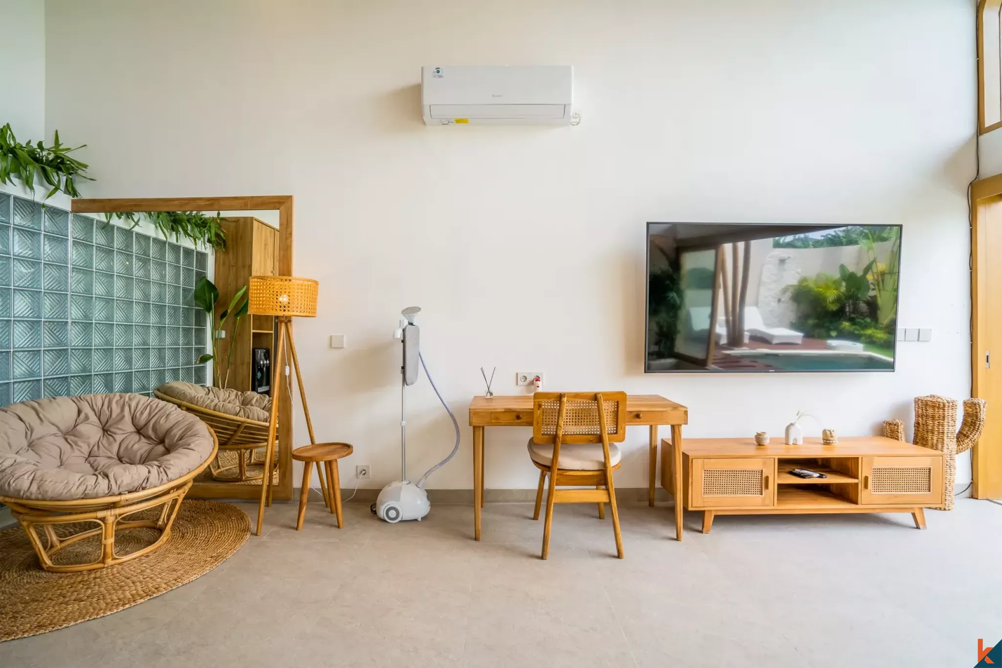 Vila Hak Sewa dengan Desain Tropis 2 Kamar Tidur di Kerobokan - Semer