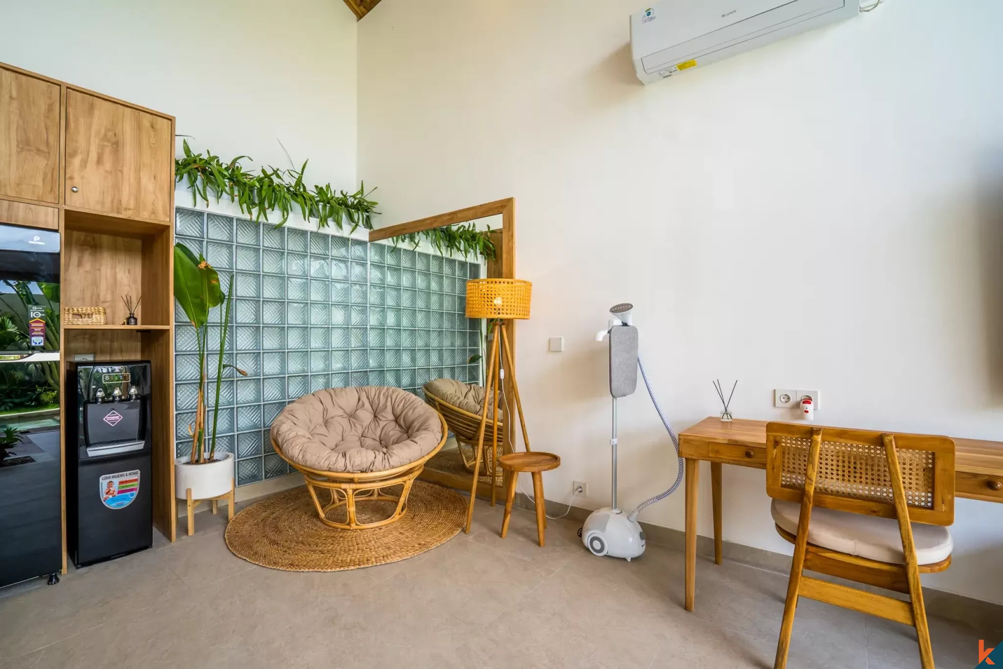 Vila Hak Sewa dengan Desain Tropis 2 Kamar Tidur di Kerobokan - Semer