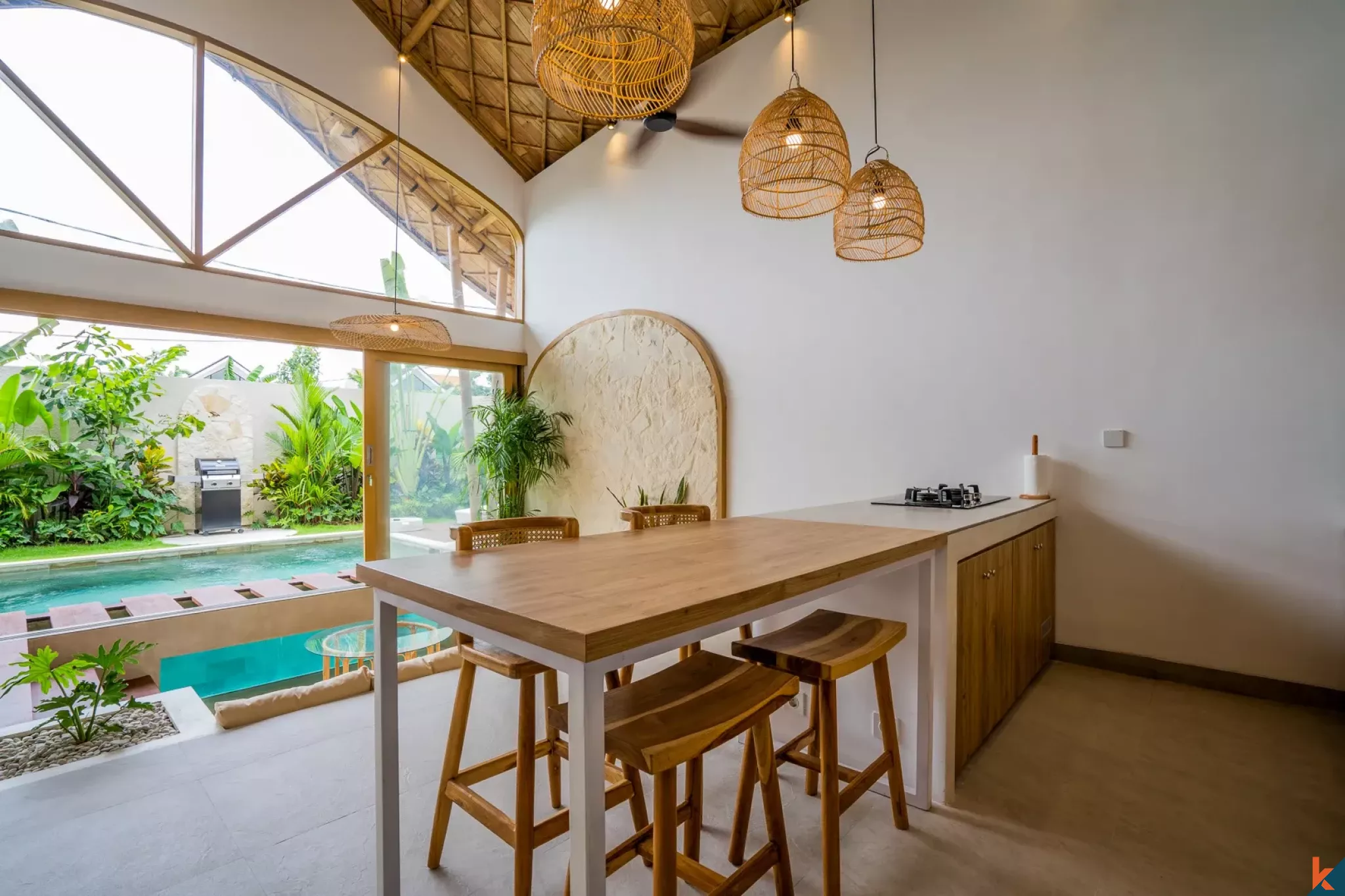 Vila Hak Sewa dengan Desain Tropis 2 Kamar Tidur di Kerobokan - Semer