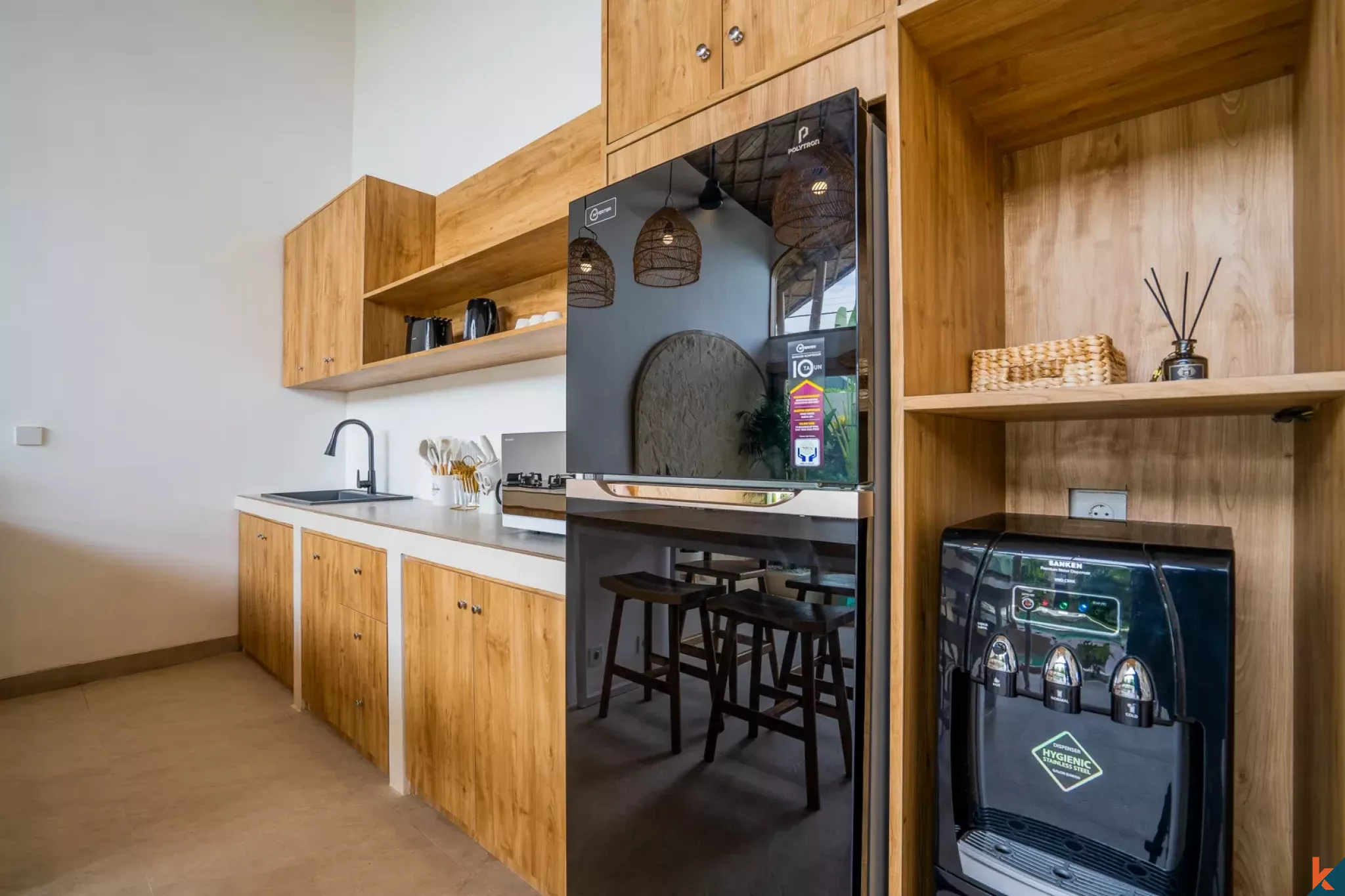 Vila Hak Sewa dengan Desain Tropis 2 Kamar Tidur di Kerobokan - Semer