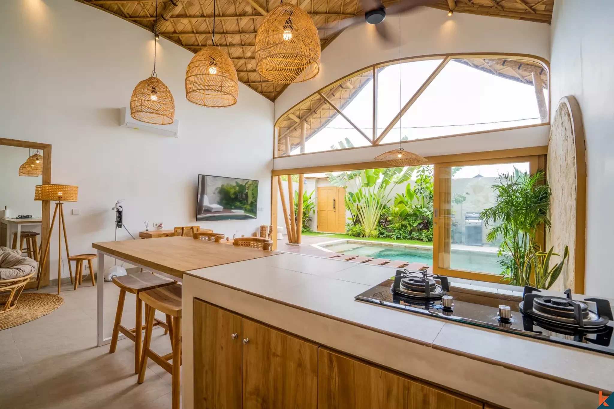 Vila Hak Sewa dengan Desain Tropis 2 Kamar Tidur di Kerobokan - Semer