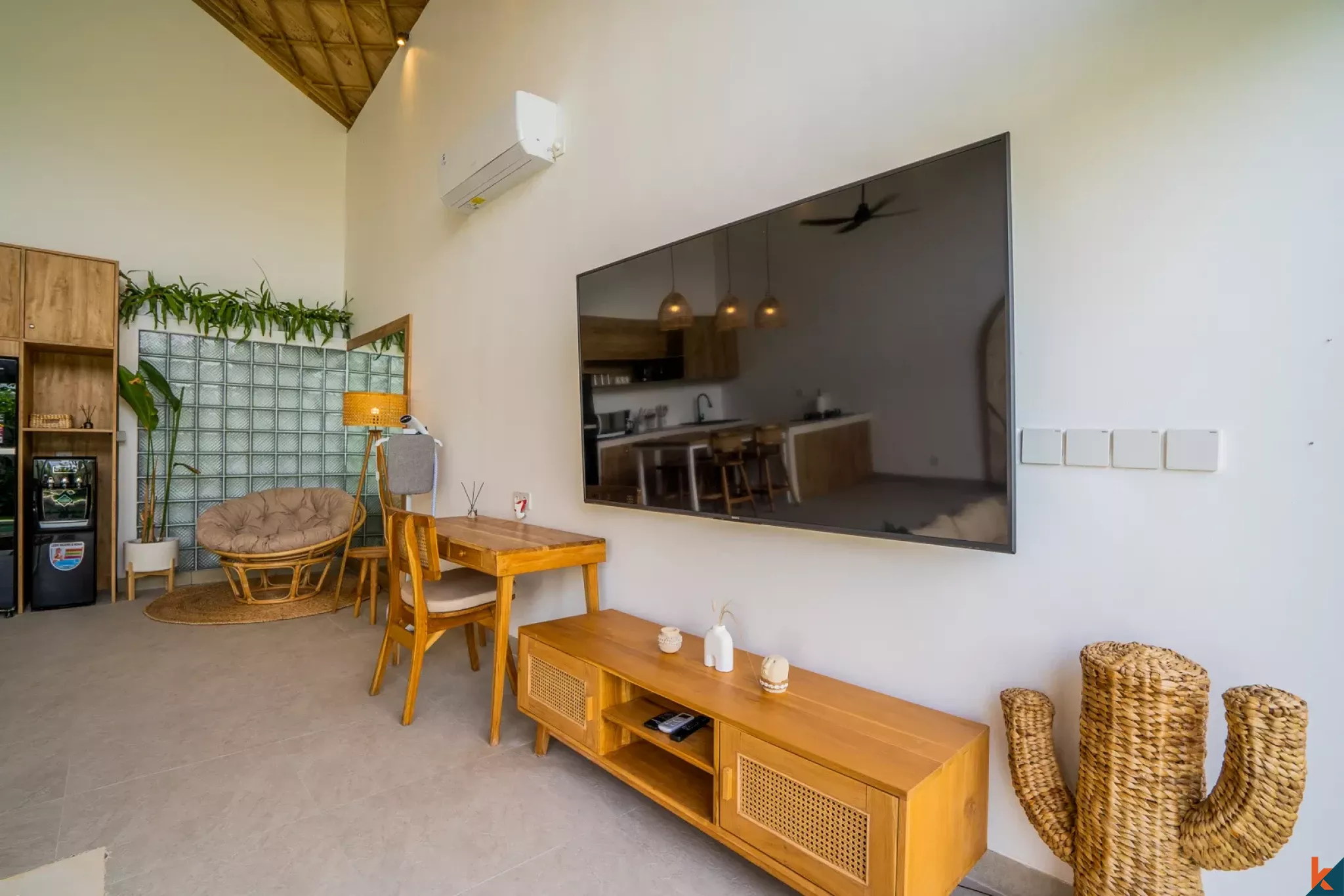 Vila Hak Sewa dengan Desain Tropis 2 Kamar Tidur di Kerobokan - Semer