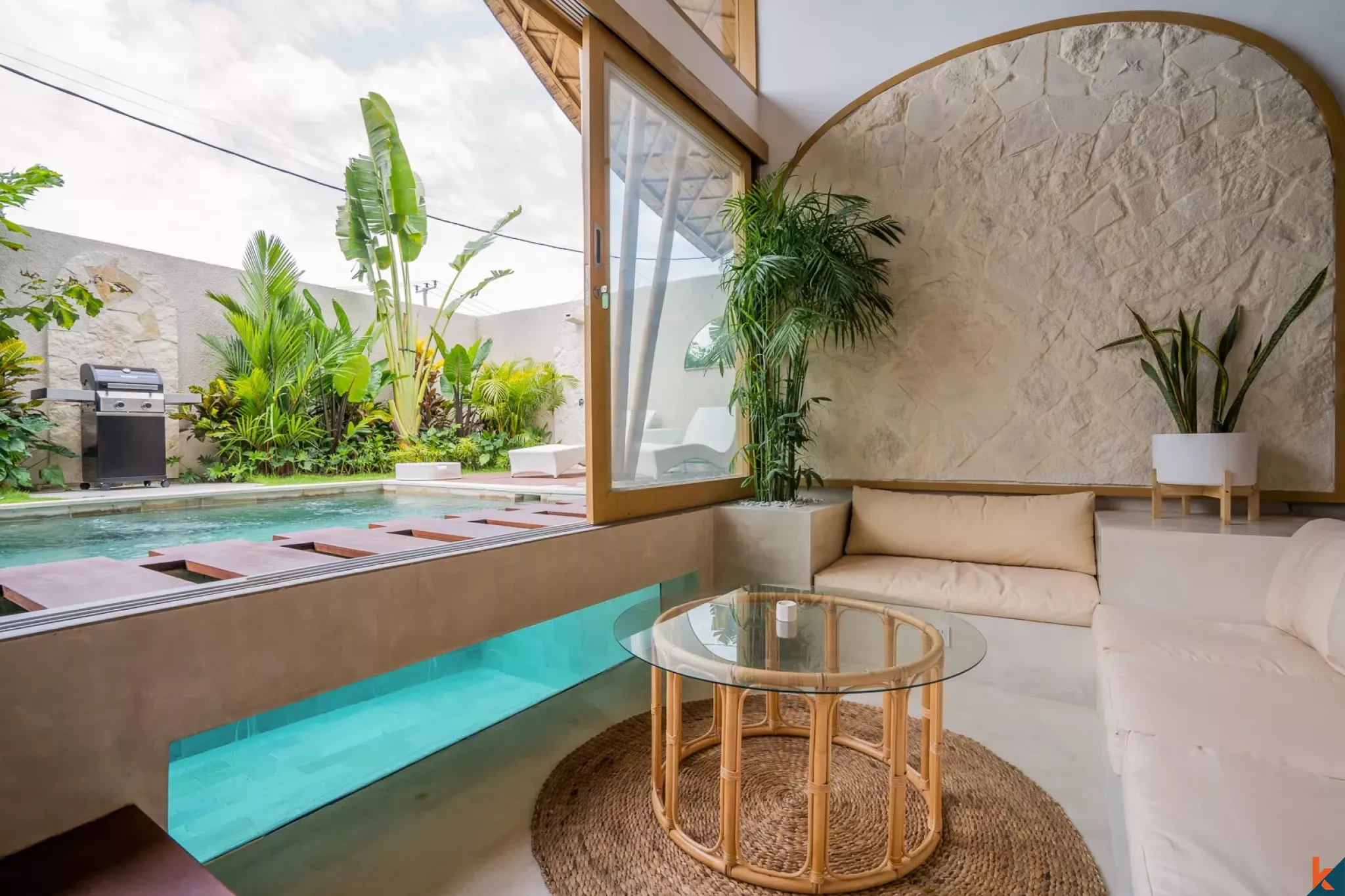 Vila Hak Sewa dengan Desain Tropis 2 Kamar Tidur di Kerobokan - Semer