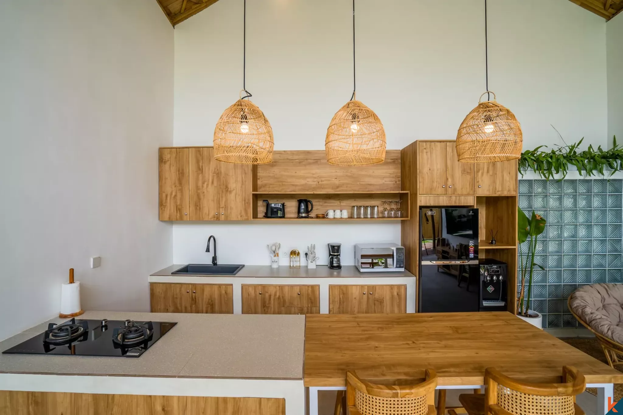 Vila Hak Sewa dengan Desain Tropis 2 Kamar Tidur di Kerobokan - Semer