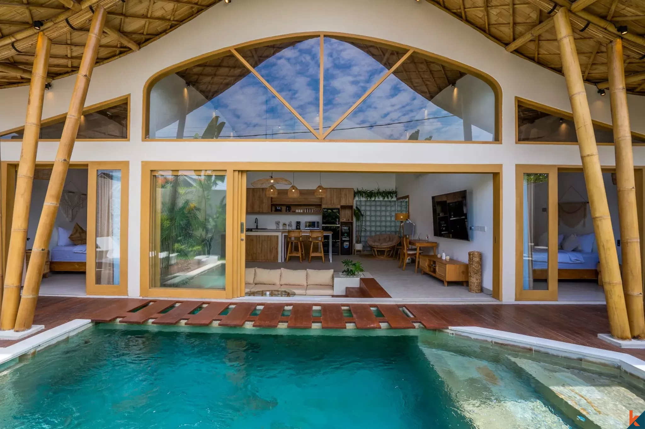 Vila Hak Sewa dengan Desain Tropis 2 Kamar Tidur di Kerobokan - Semer