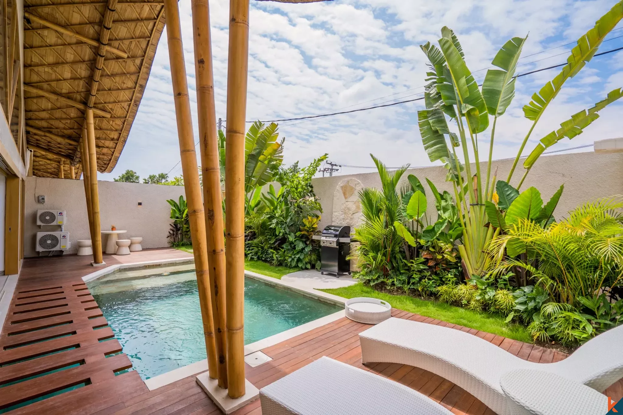 Vila Hak Sewa dengan Desain Tropis 2 Kamar Tidur di Kerobokan - Semer