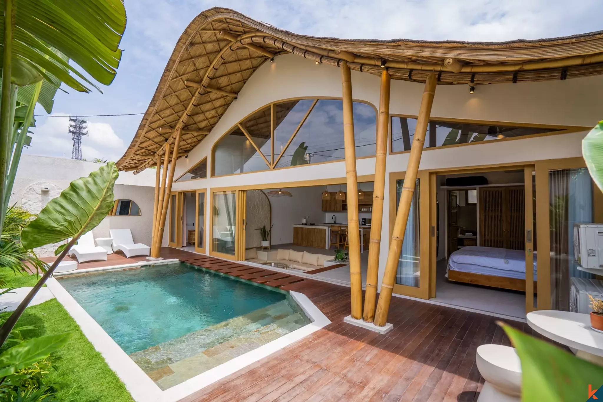 Vila Hak Sewa dengan Desain Tropis 2 Kamar Tidur di Kerobokan - Semer