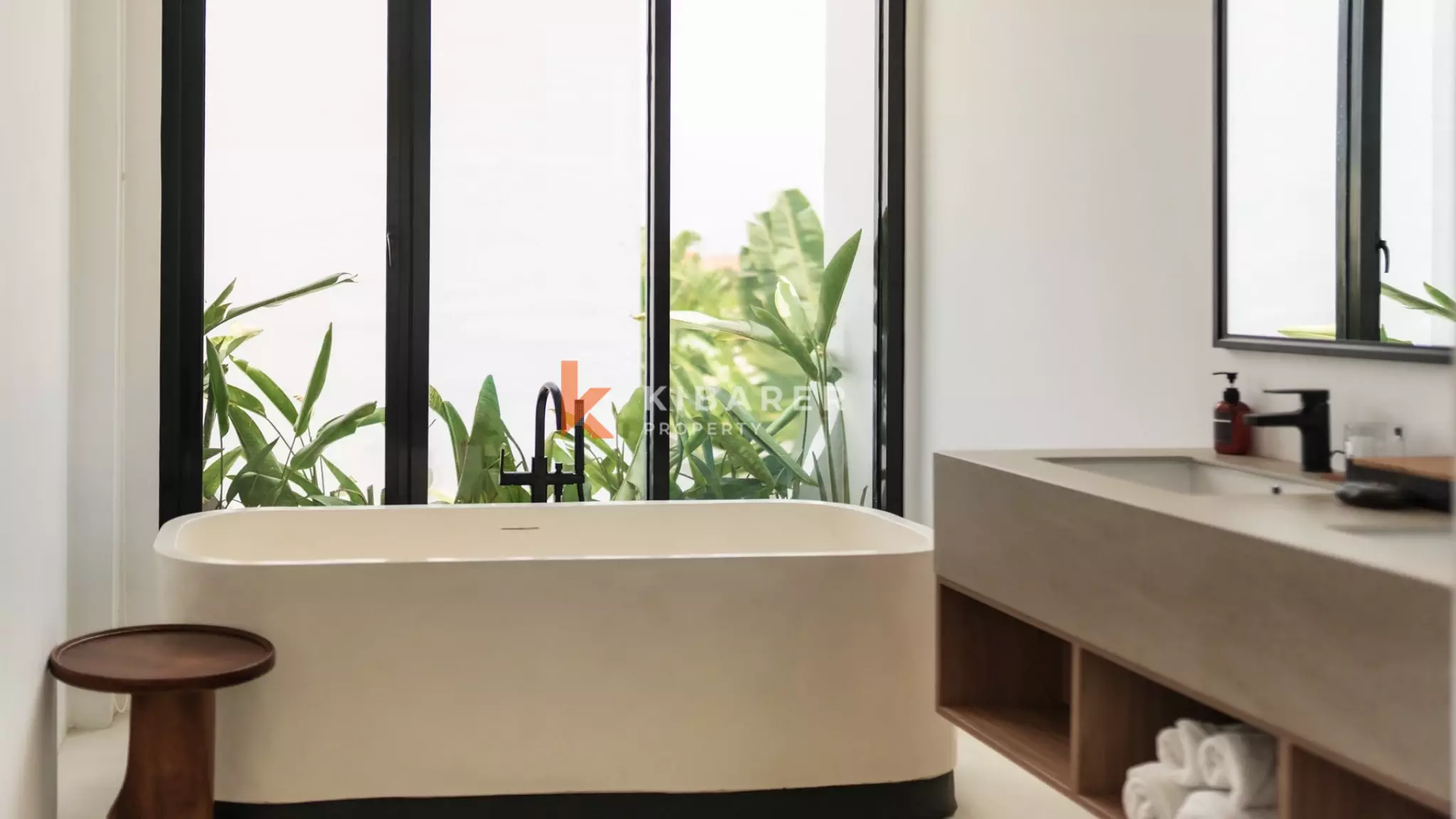 Vila Kolam Renang Tiga Kamar Tidur Bergaya Kontemporer yang Elegan di Canggu