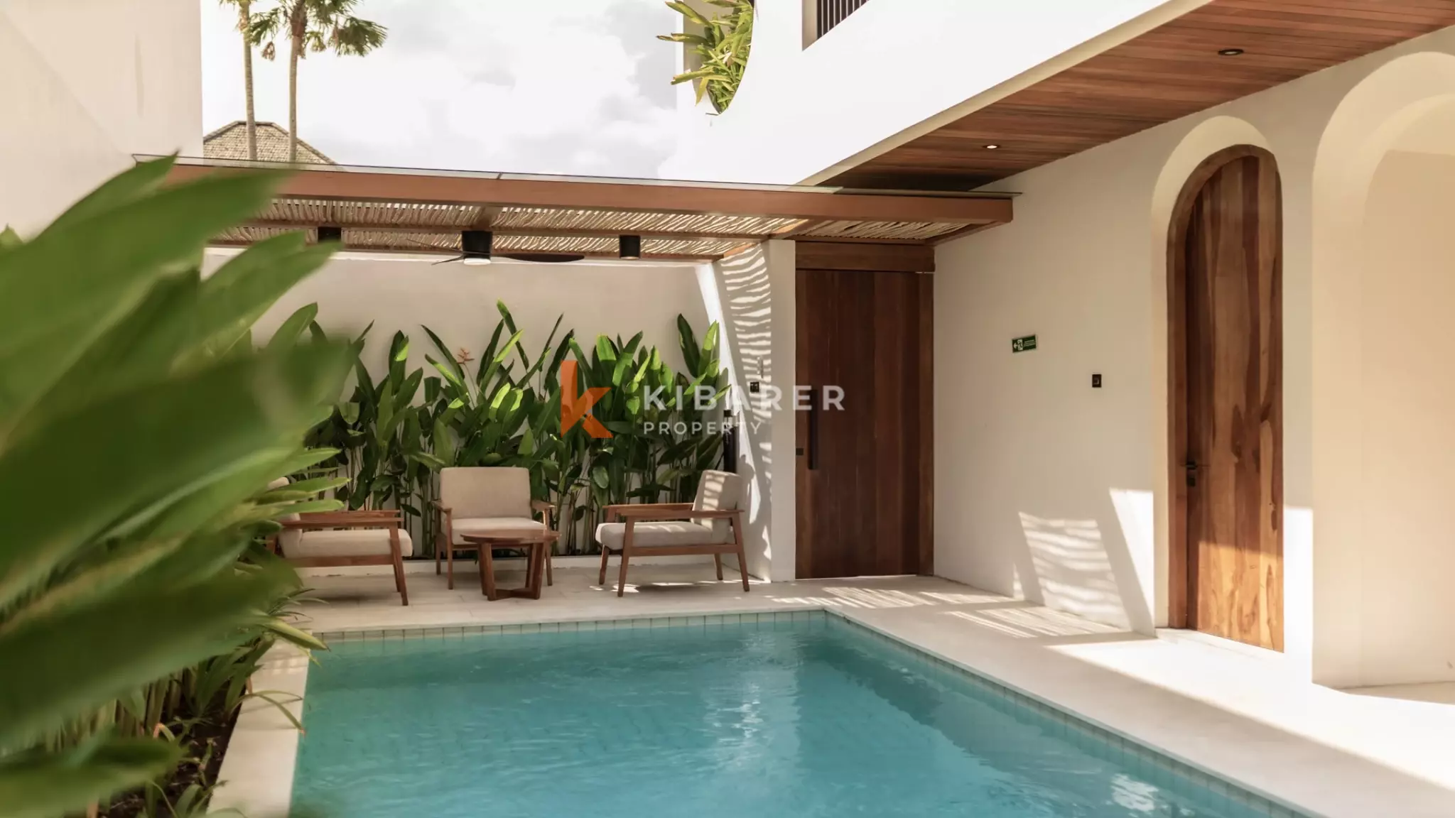 Vila Kolam Renang Tiga Kamar Tidur Bergaya Kontemporer yang Elegan di Canggu