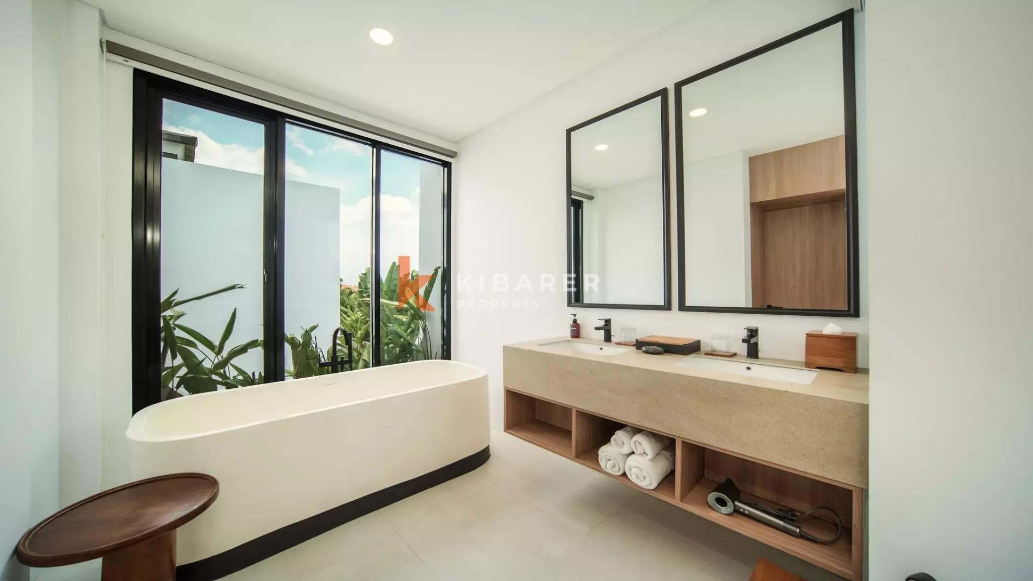 Vila Kolam Renang Tiga Kamar Tidur Bergaya Kontemporer yang Elegan di Canggu