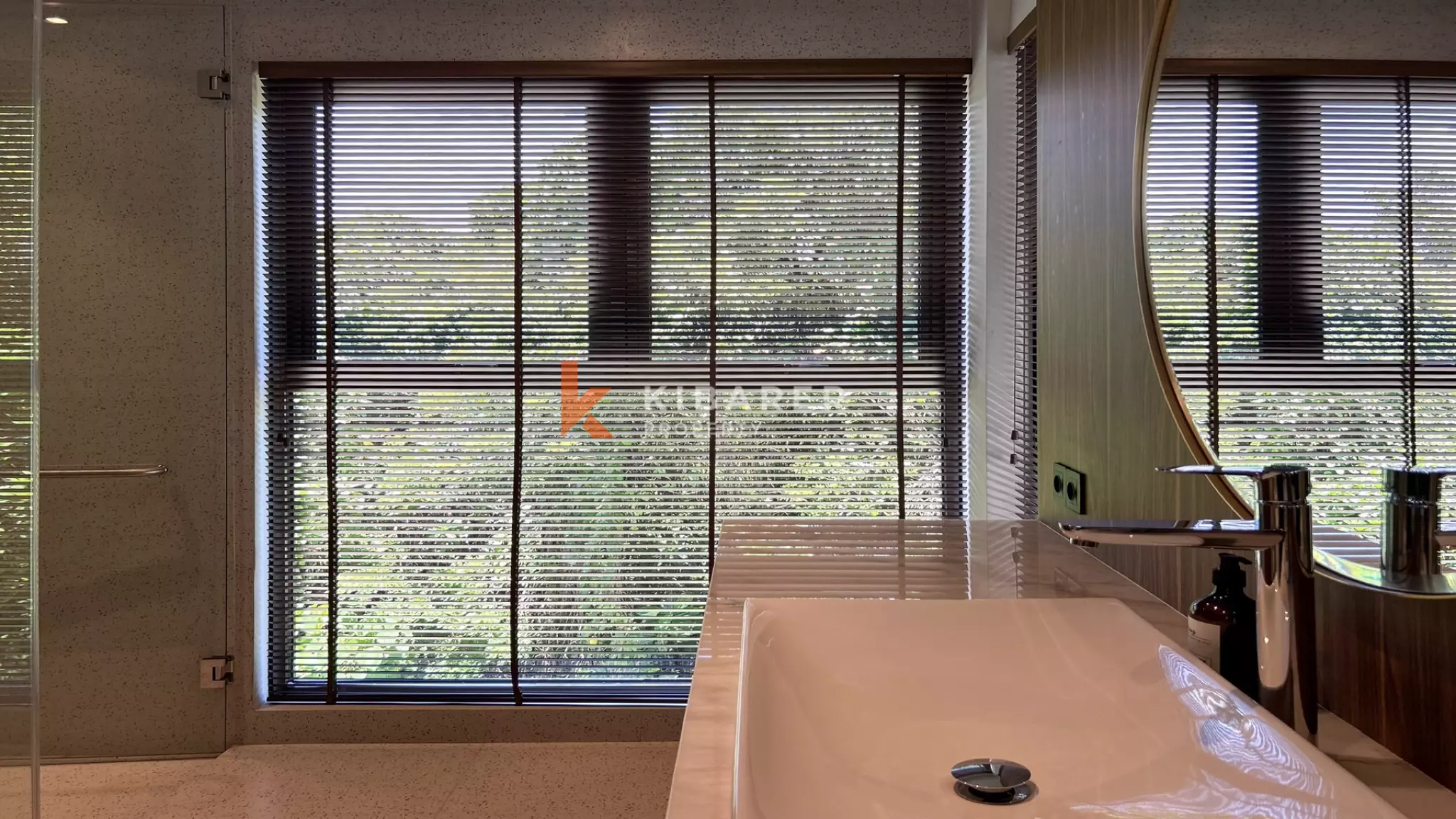 Tempat Persembunyian Tropis Modern: Vila Tiga Kamar Tidur di Pererenan