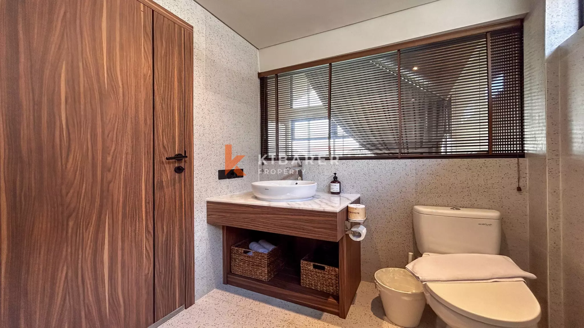 Tempat Persembunyian Tropis Modern: Vila Tiga Kamar Tidur di Pererenan