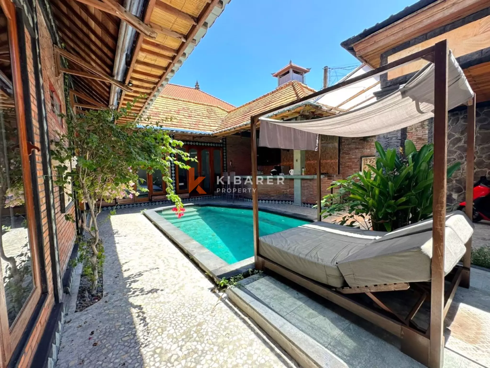 Villa Tiga Kamar Tidur dengan Ruang Keluarga Tertutup di Lokasi Strategis Seminyak