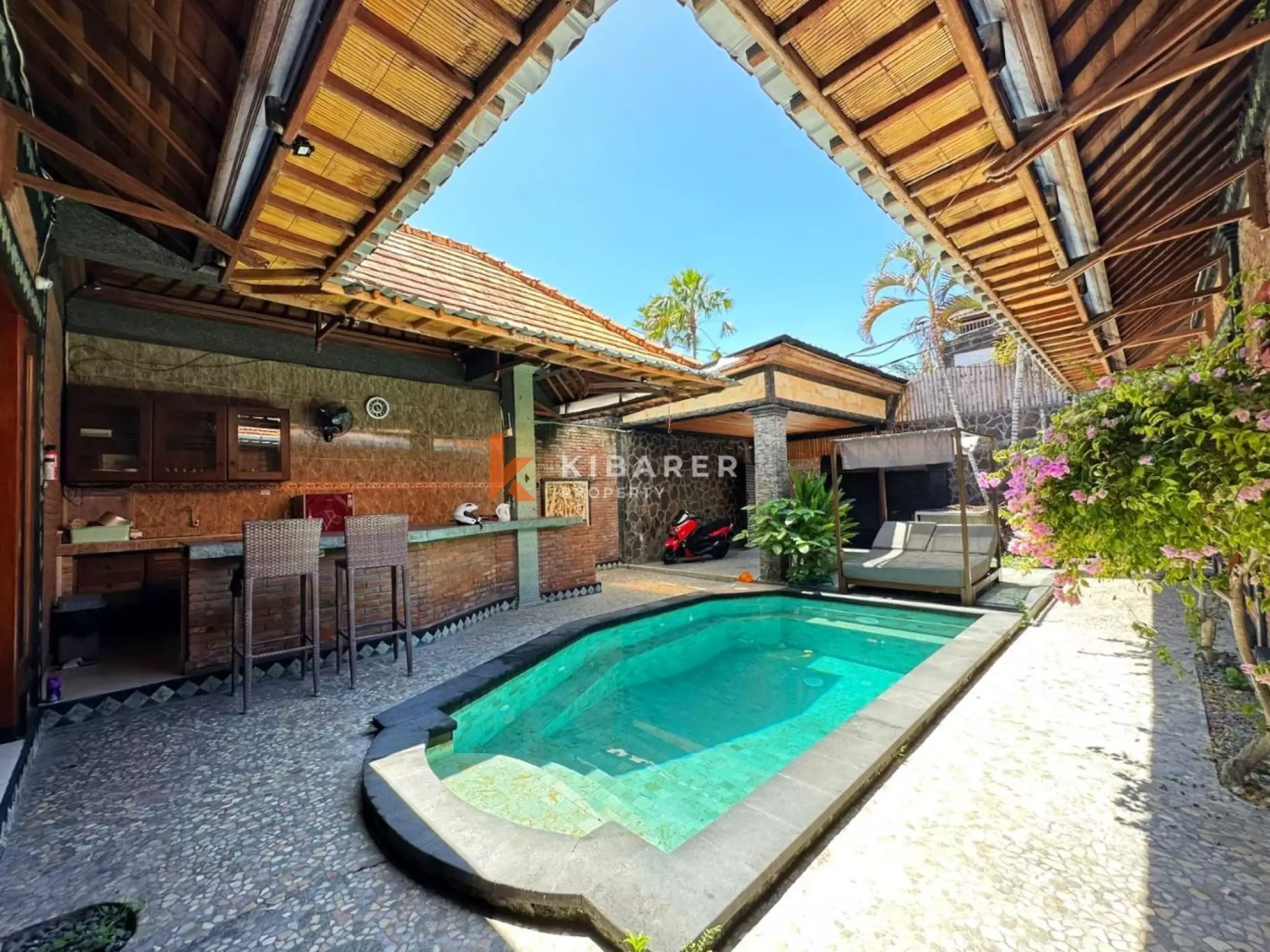 Villa Tiga Kamar Tidur dengan Ruang Keluarga Tertutup di Lokasi Strategis Seminyak