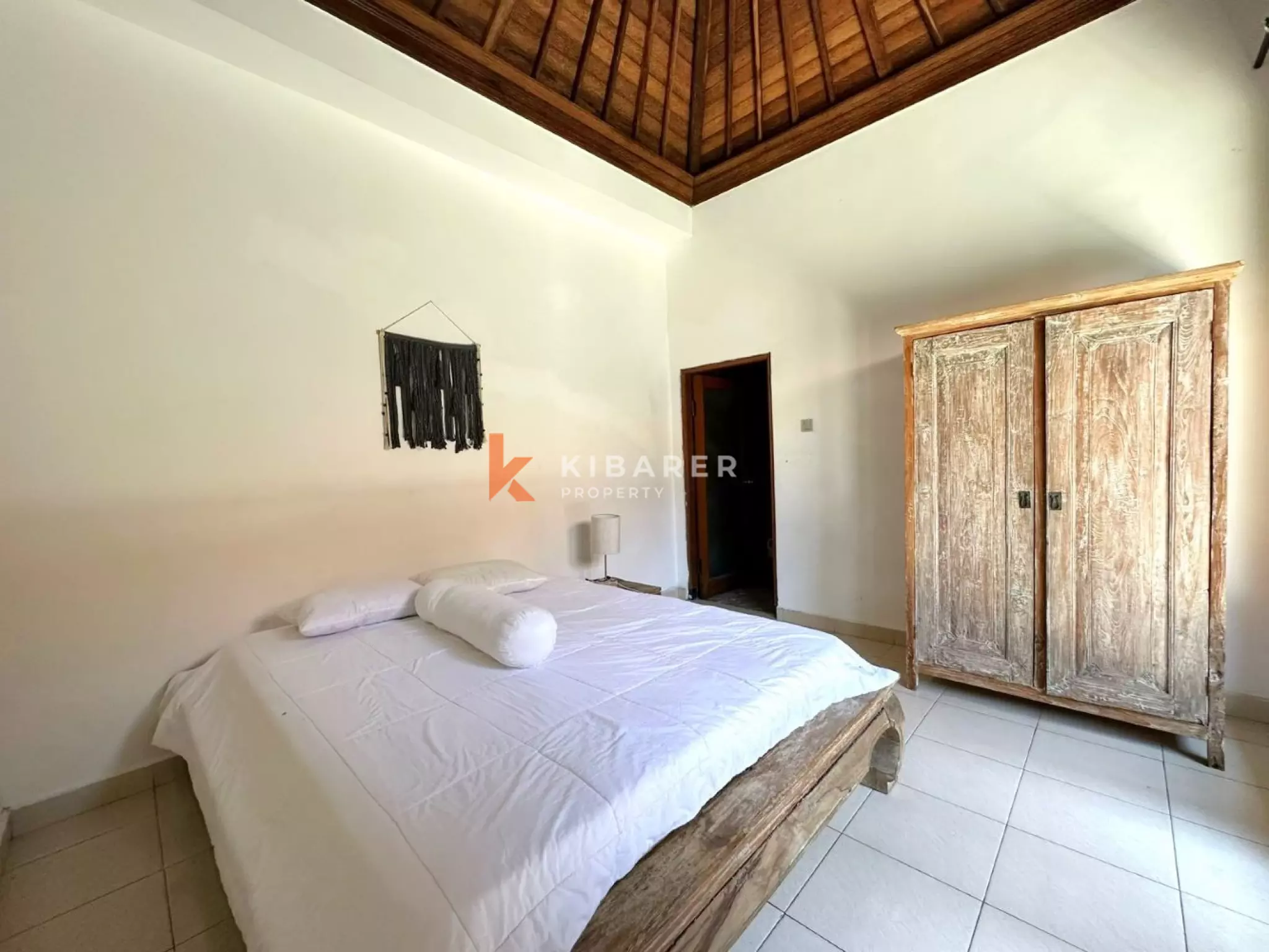 Villa Tiga Kamar Tidur dengan Ruang Keluarga Tertutup di Lokasi Strategis Seminyak