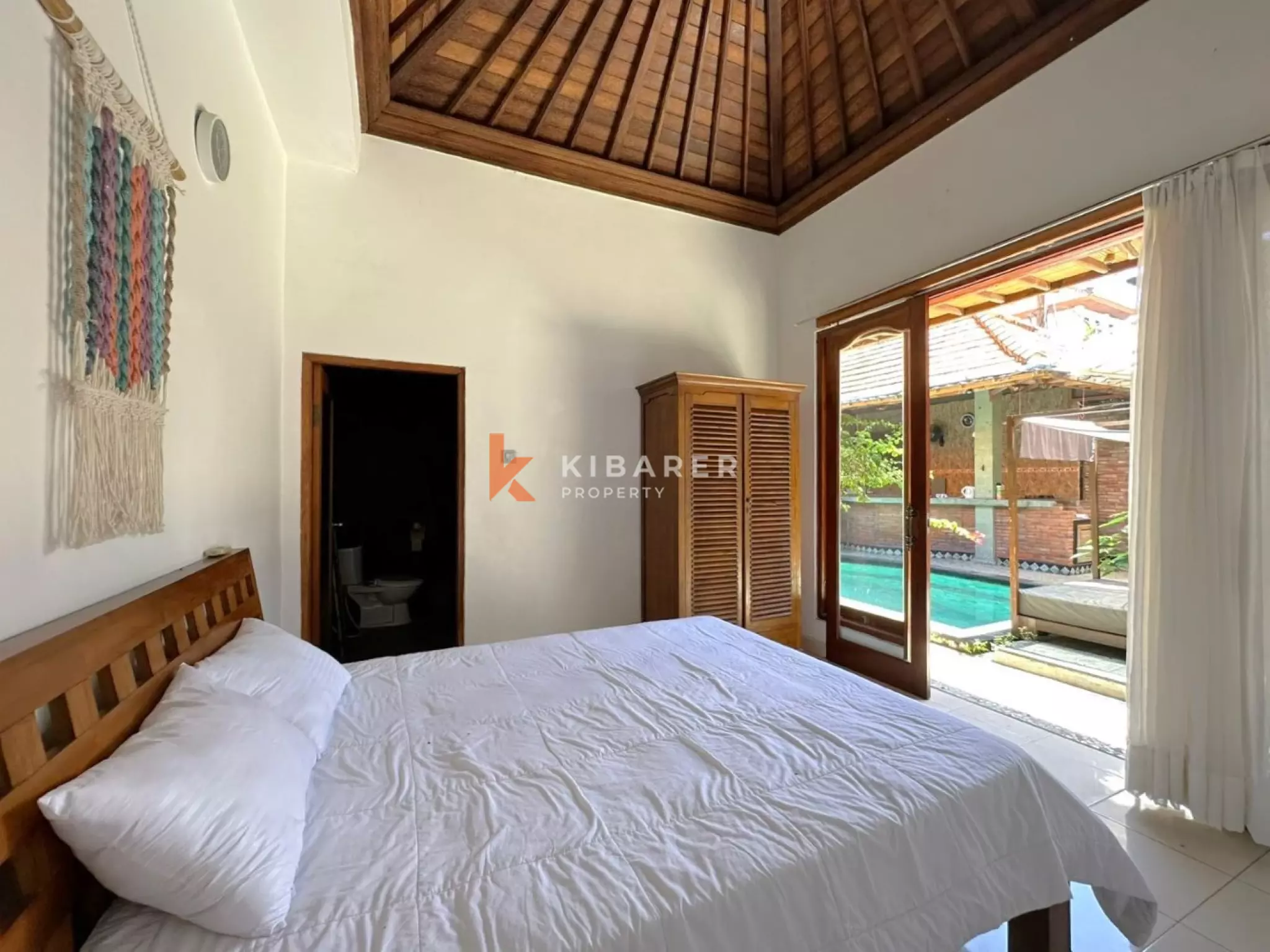 Villa Tiga Kamar Tidur dengan Ruang Keluarga Tertutup di Lokasi Strategis Seminyak