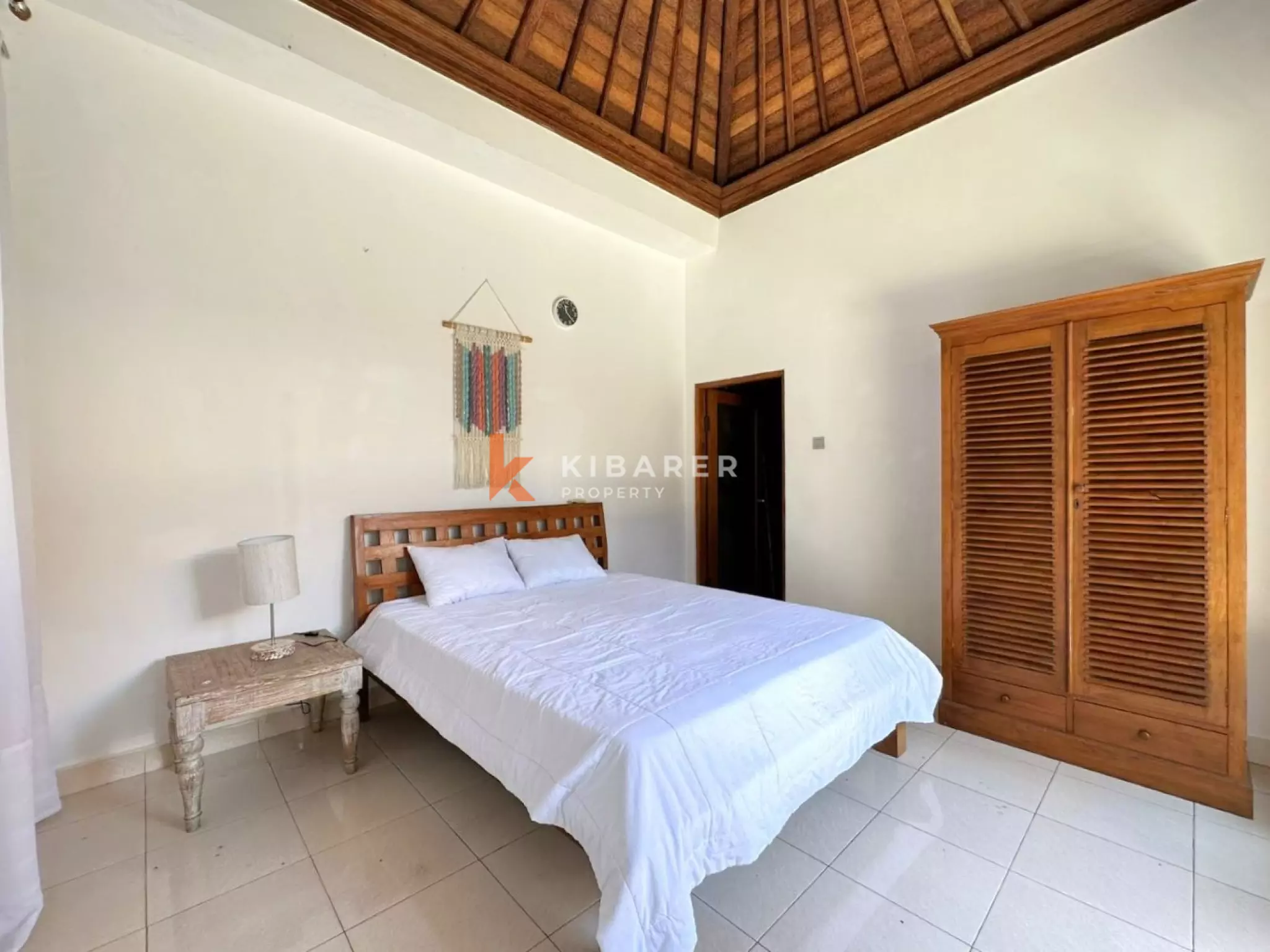 Villa Tiga Kamar Tidur dengan Ruang Keluarga Tertutup di Lokasi Strategis Seminyak