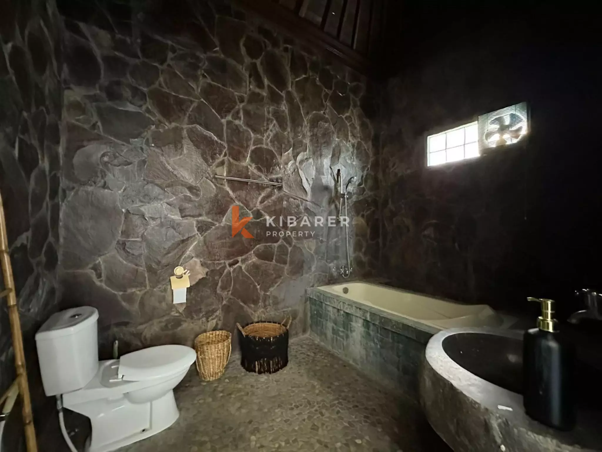 Villa Tiga Kamar Tidur dengan Ruang Keluarga Tertutup di Lokasi Strategis Seminyak