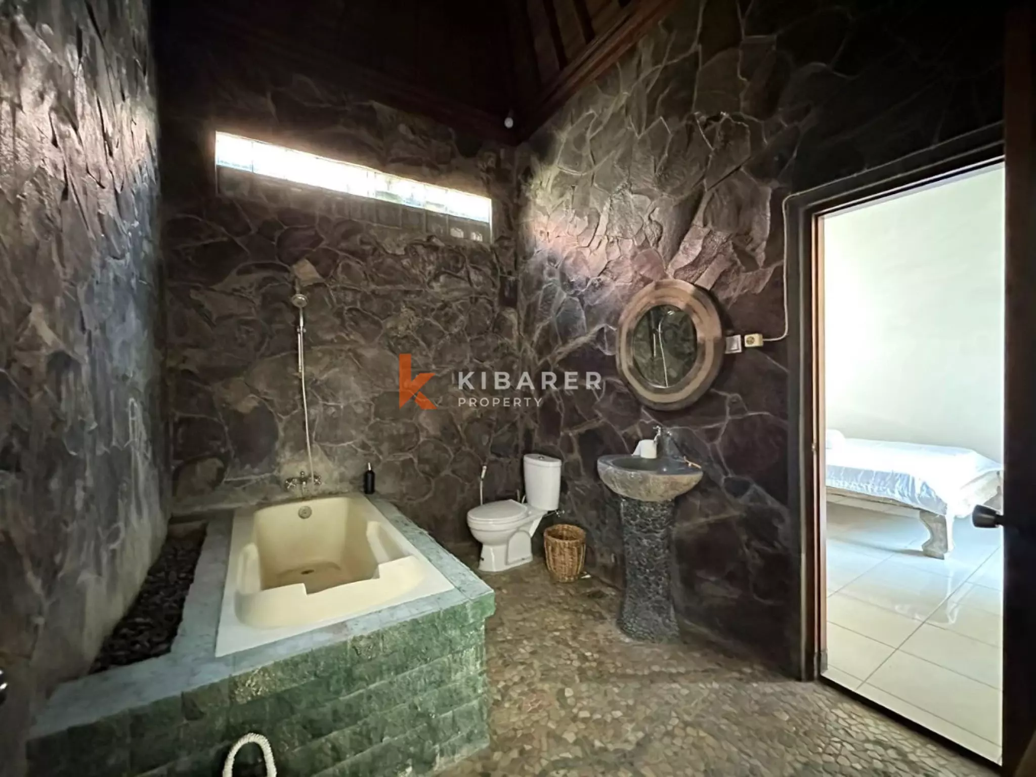 Villa Tiga Kamar Tidur dengan Ruang Keluarga Tertutup di Lokasi Strategis Seminyak