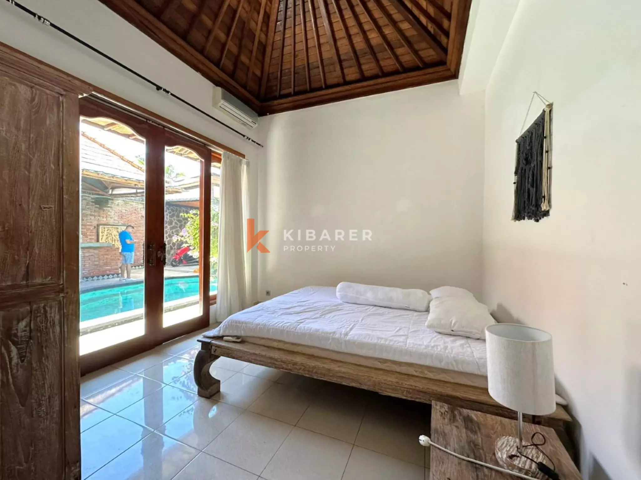 Villa Tiga Kamar Tidur dengan Ruang Keluarga Tertutup di Lokasi Strategis Seminyak