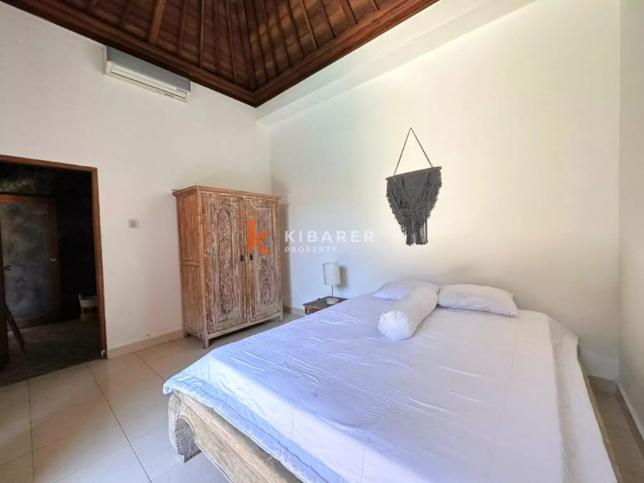 Villa Tiga Kamar Tidur dengan Ruang Keluarga Tertutup di Lokasi Strategis Seminyak