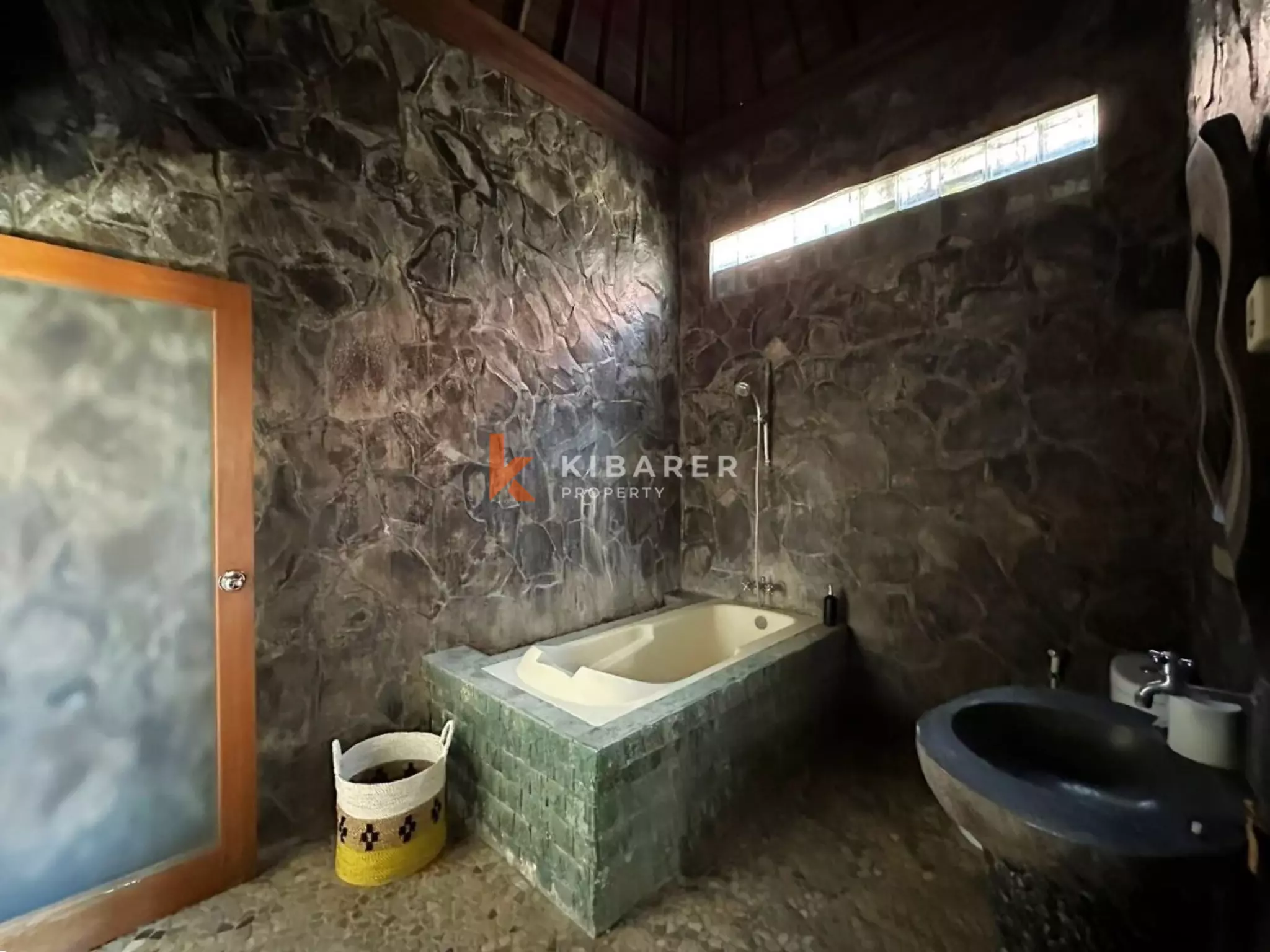 Villa Tiga Kamar Tidur dengan Ruang Keluarga Tertutup di Lokasi Strategis Seminyak