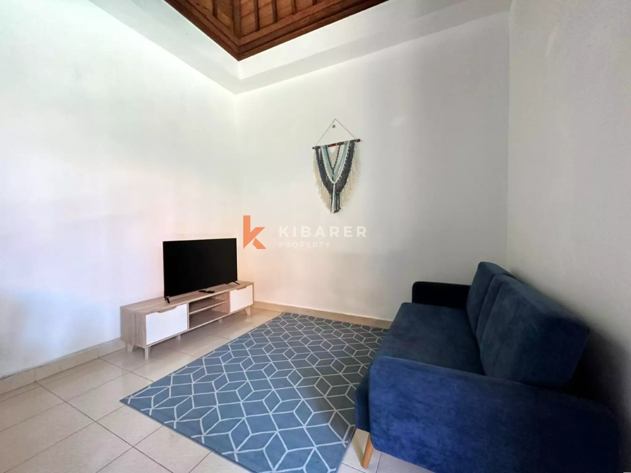 Villa Tiga Kamar Tidur dengan Ruang Keluarga Tertutup di Lokasi Strategis Seminyak