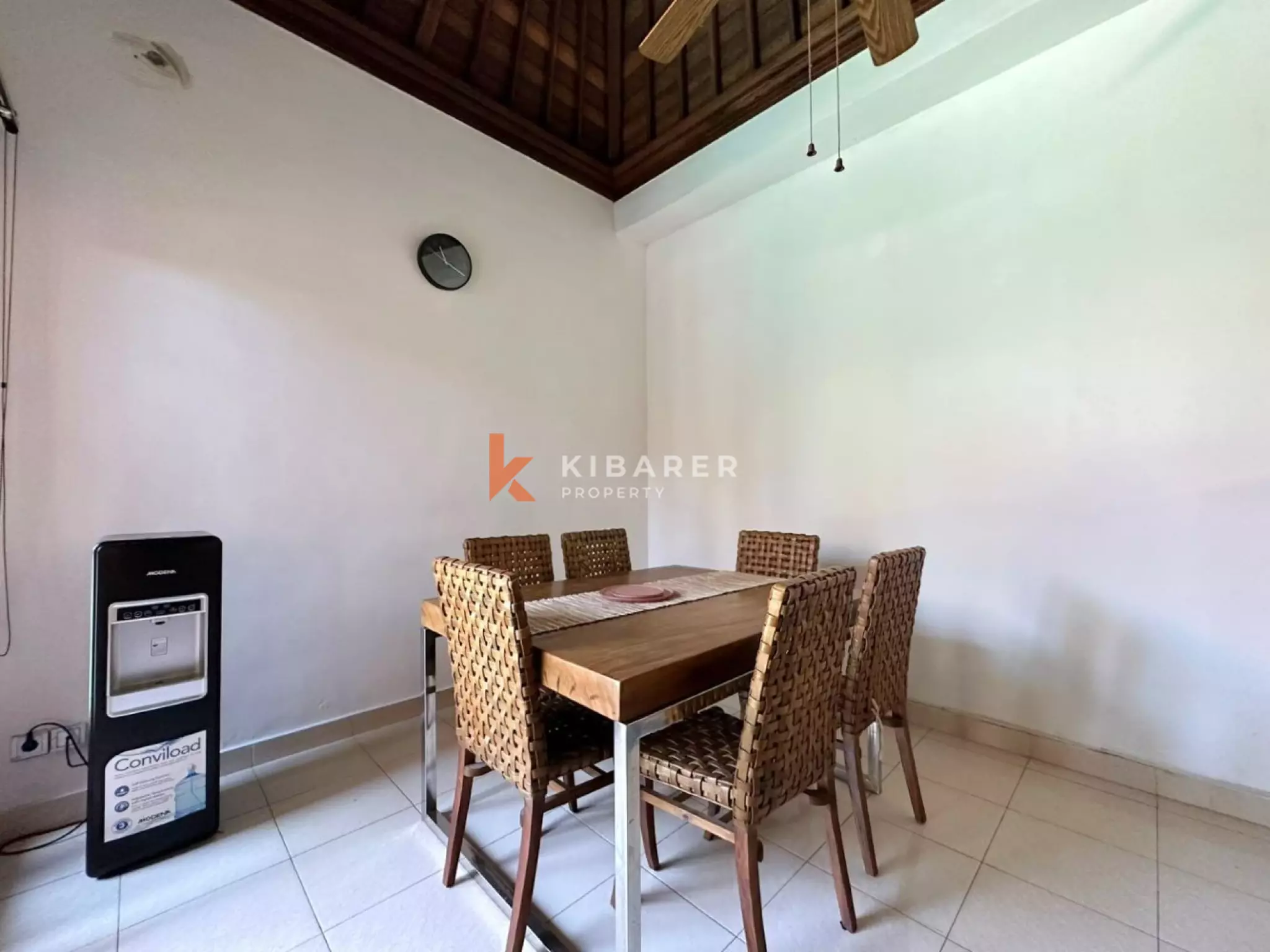 Villa Tiga Kamar Tidur dengan Ruang Keluarga Tertutup di Lokasi Strategis Seminyak