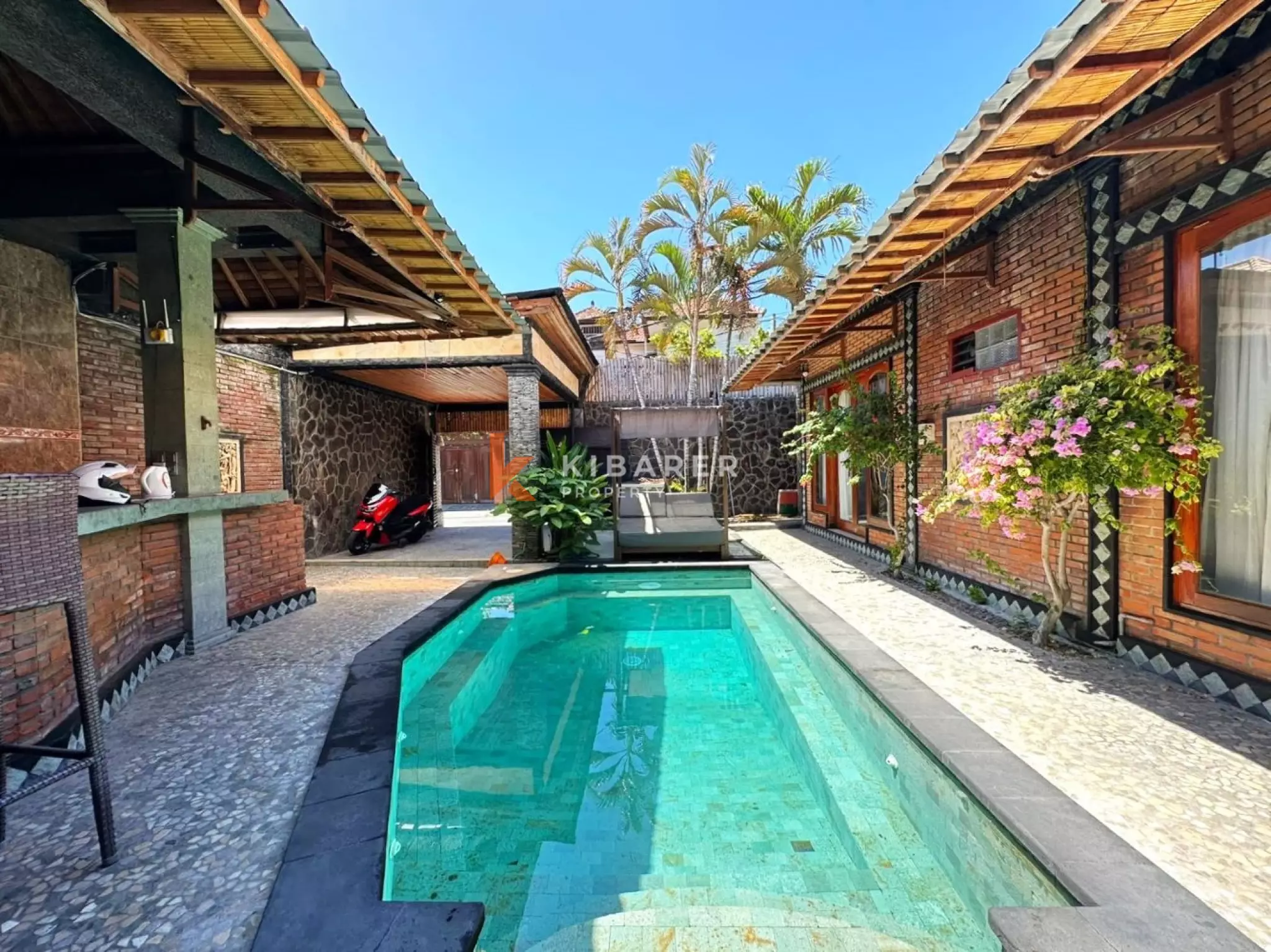 Villa Tiga Kamar Tidur dengan Ruang Keluarga Tertutup di Lokasi Strategis Seminyak