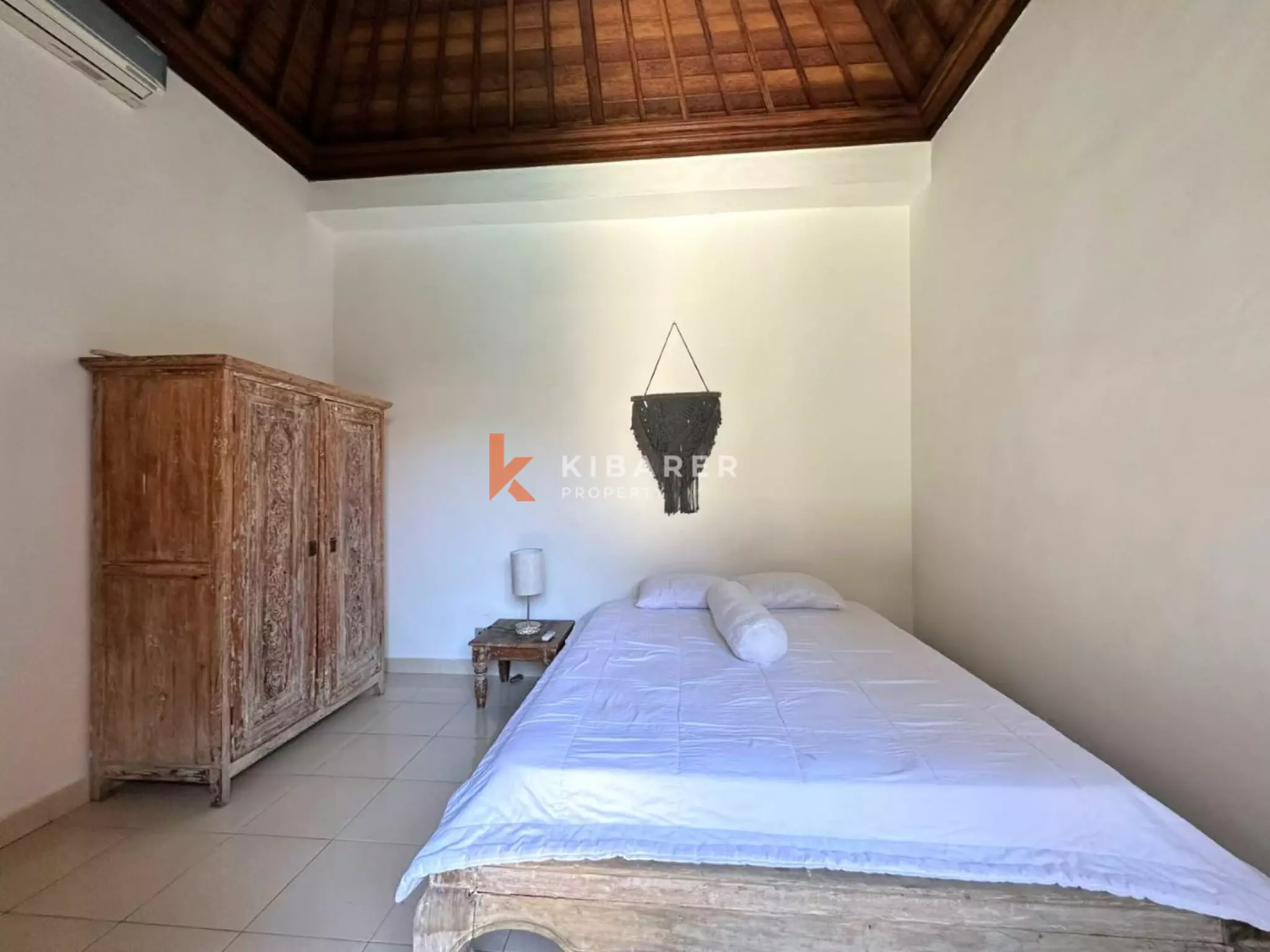 Villa Tiga Kamar Tidur dengan Ruang Keluarga Tertutup di Lokasi Strategis Seminyak