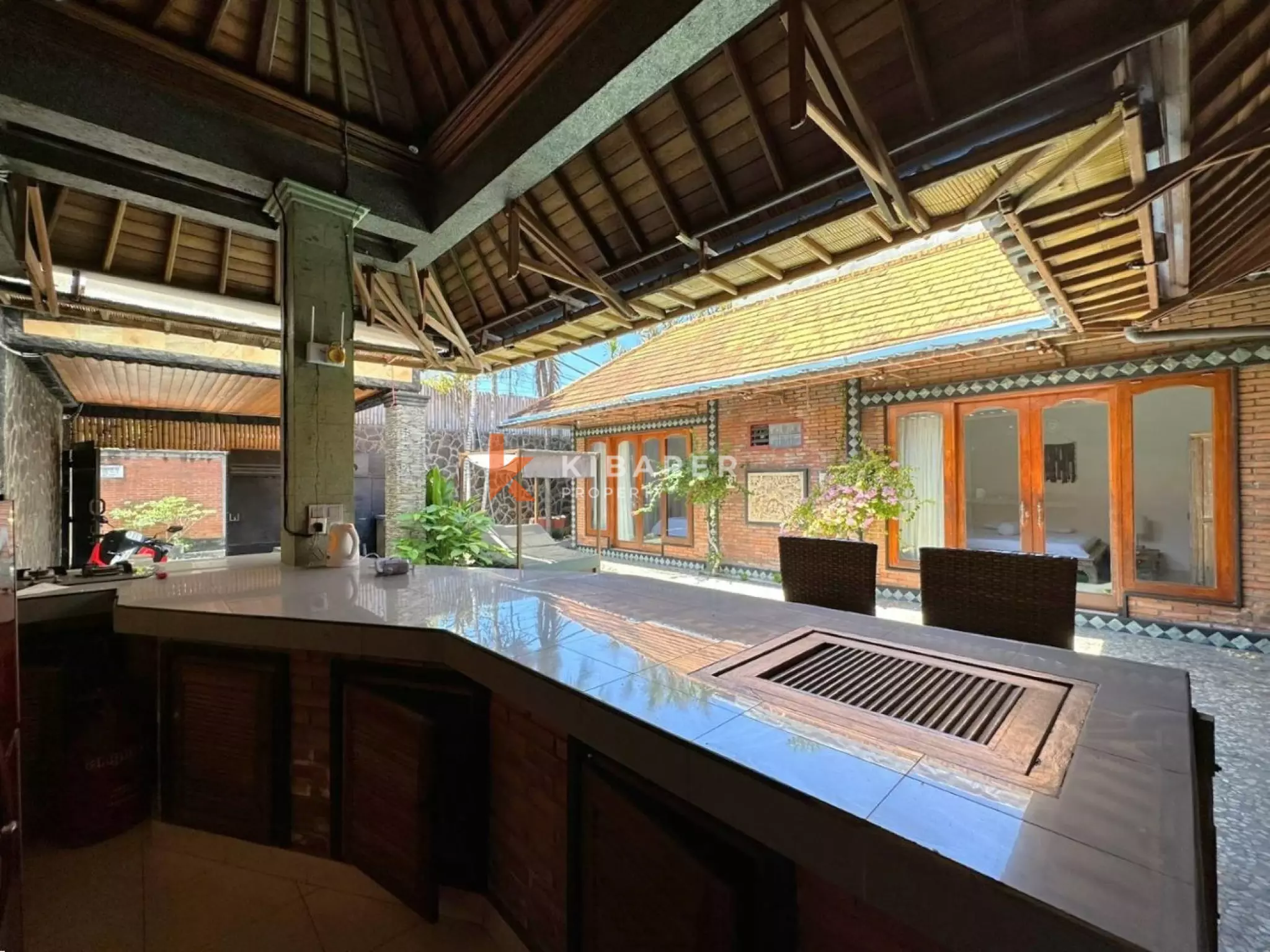 Villa Tiga Kamar Tidur dengan Ruang Keluarga Tertutup di Lokasi Strategis Seminyak