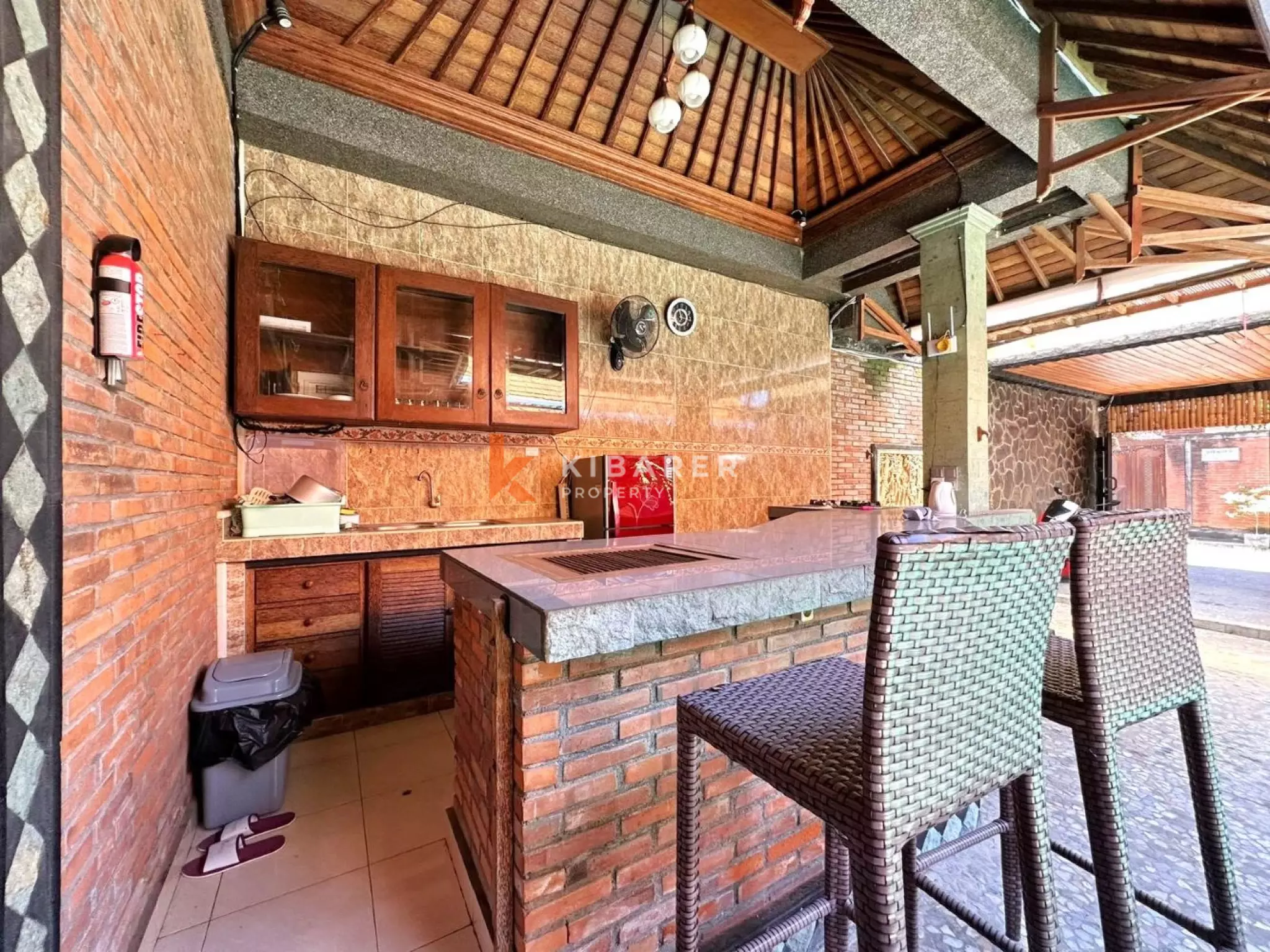 Villa Tiga Kamar Tidur dengan Ruang Keluarga Tertutup di Lokasi Strategis Seminyak