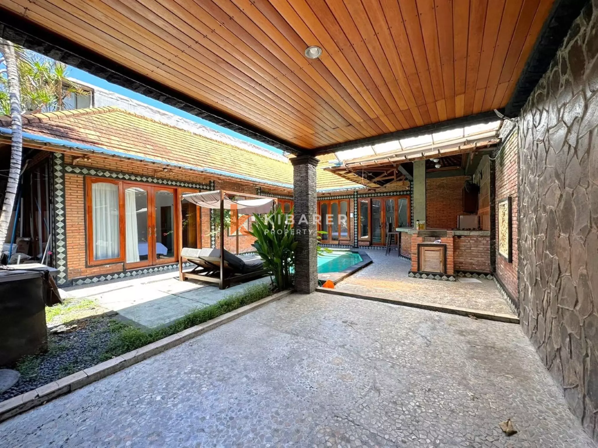 Villa Tiga Kamar Tidur dengan Ruang Keluarga Tertutup di Lokasi Strategis Seminyak