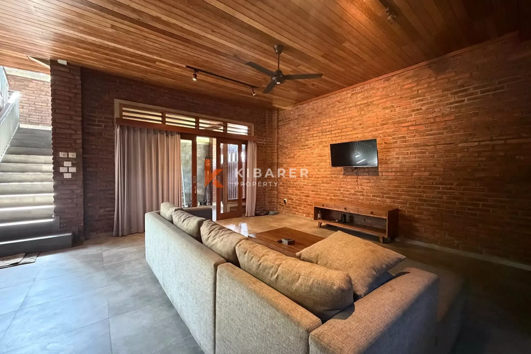 Villa en briques rouges de trois chambres avec toit-terrasse à Seminyak