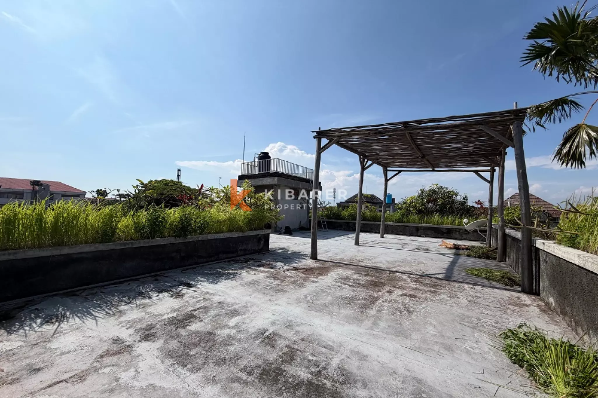 Villa en briques rouges de trois chambres avec toit-terrasse à Seminyak