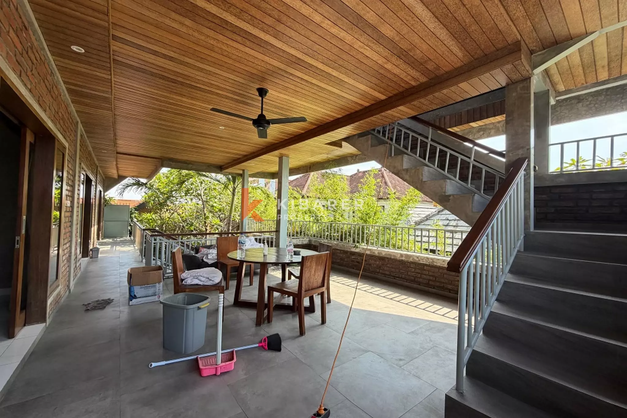 Villa en briques rouges de trois chambres avec toit-terrasse à Seminyak