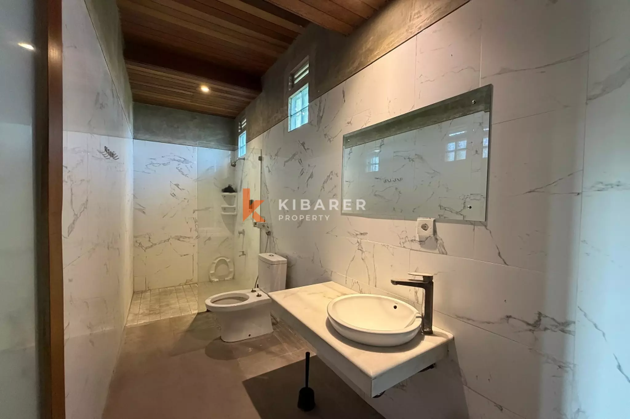 Villa en briques rouges de trois chambres avec toit-terrasse à Seminyak