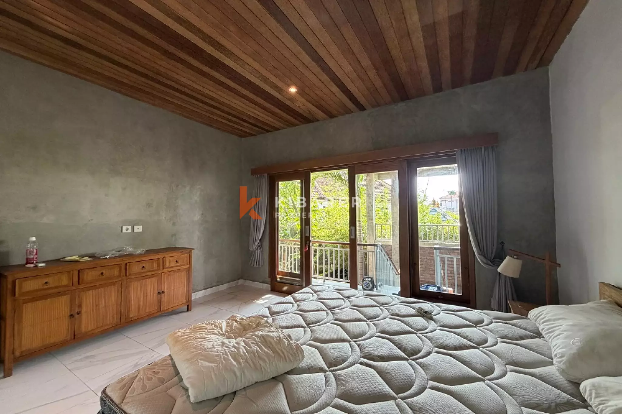 Villa en briques rouges de trois chambres avec toit-terrasse à Seminyak