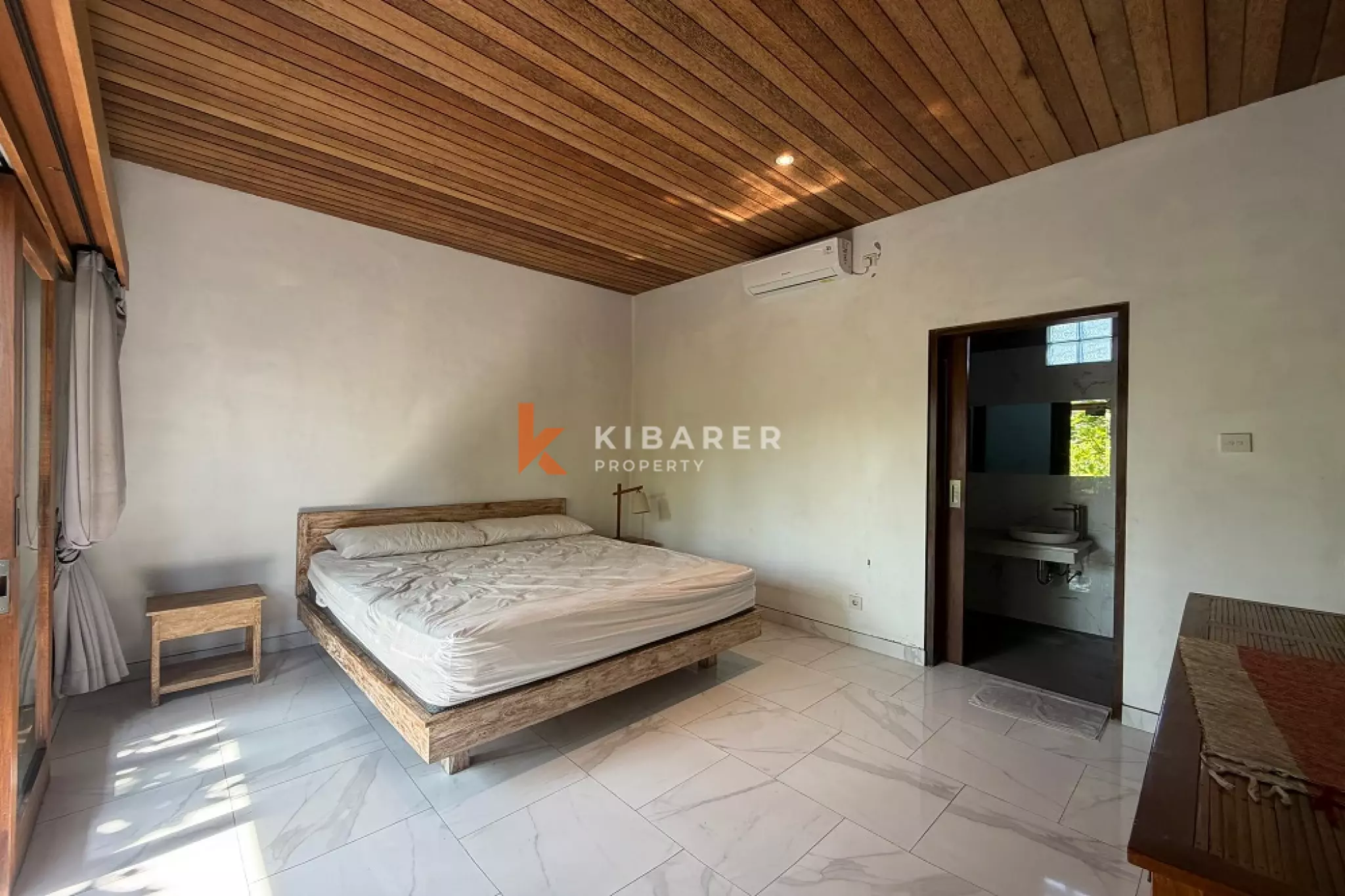 Villa en briques rouges de trois chambres avec toit-terrasse à Seminyak