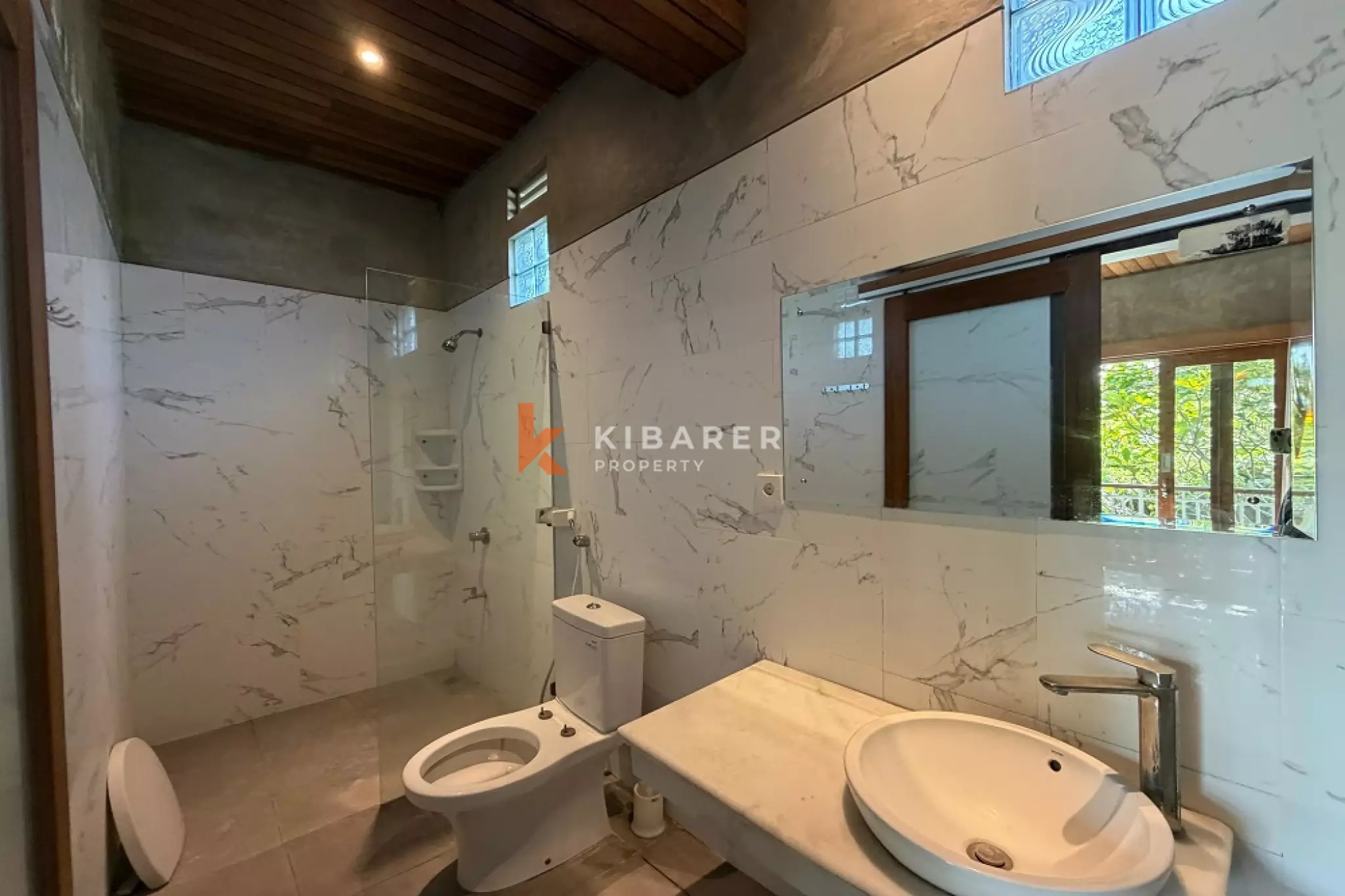 Villa en briques rouges de trois chambres avec toit-terrasse à Seminyak