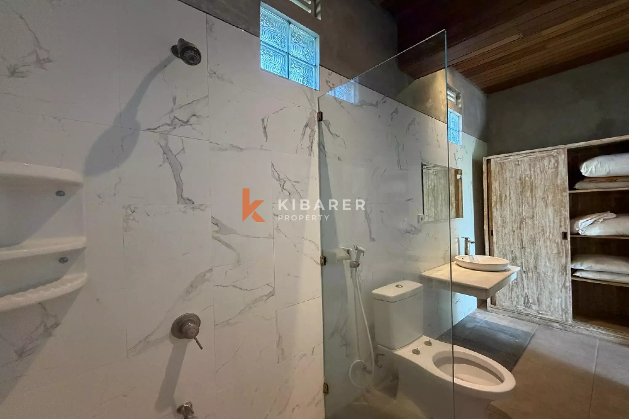 Villa en briques rouges de trois chambres avec toit-terrasse à Seminyak