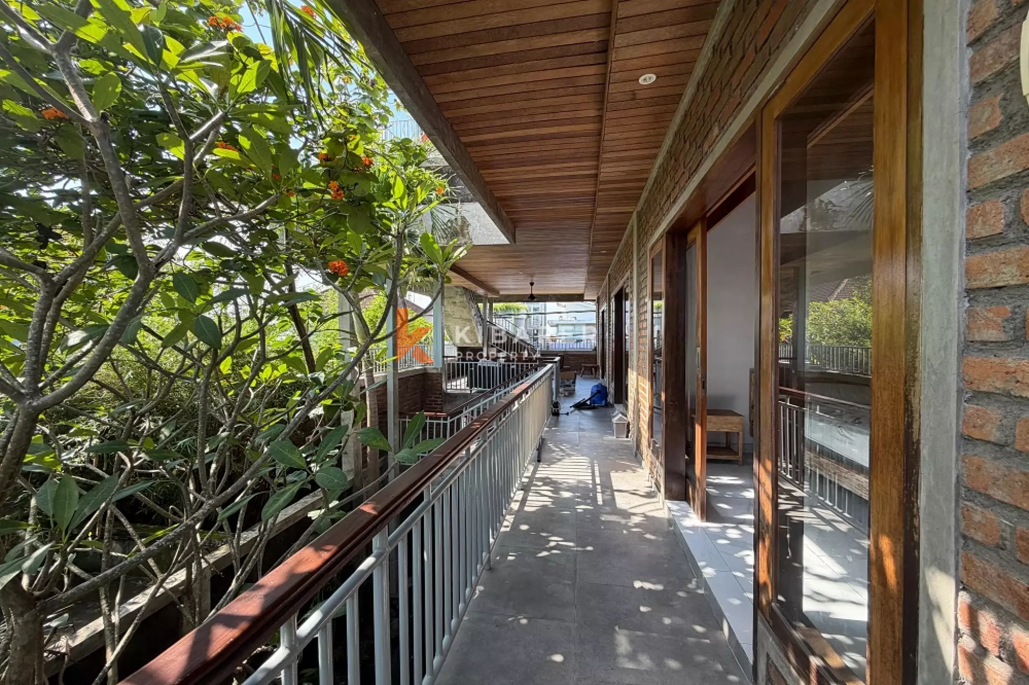 Villa en briques rouges de trois chambres avec toit-terrasse à Seminyak