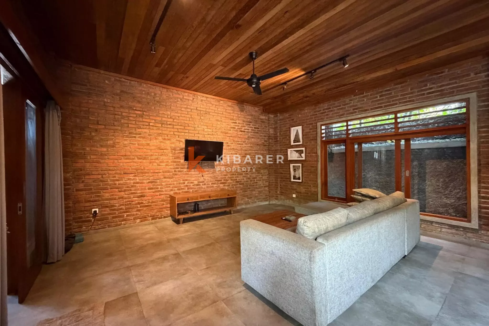 Villa en briques rouges de trois chambres avec toit-terrasse à Seminyak