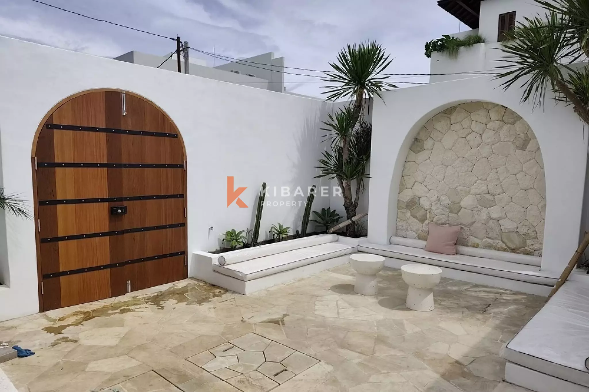 Villa méditerranéenne de trois chambres avec toit-terrasse à Uluwatu (Disponible à partir du 9 juin 2026)