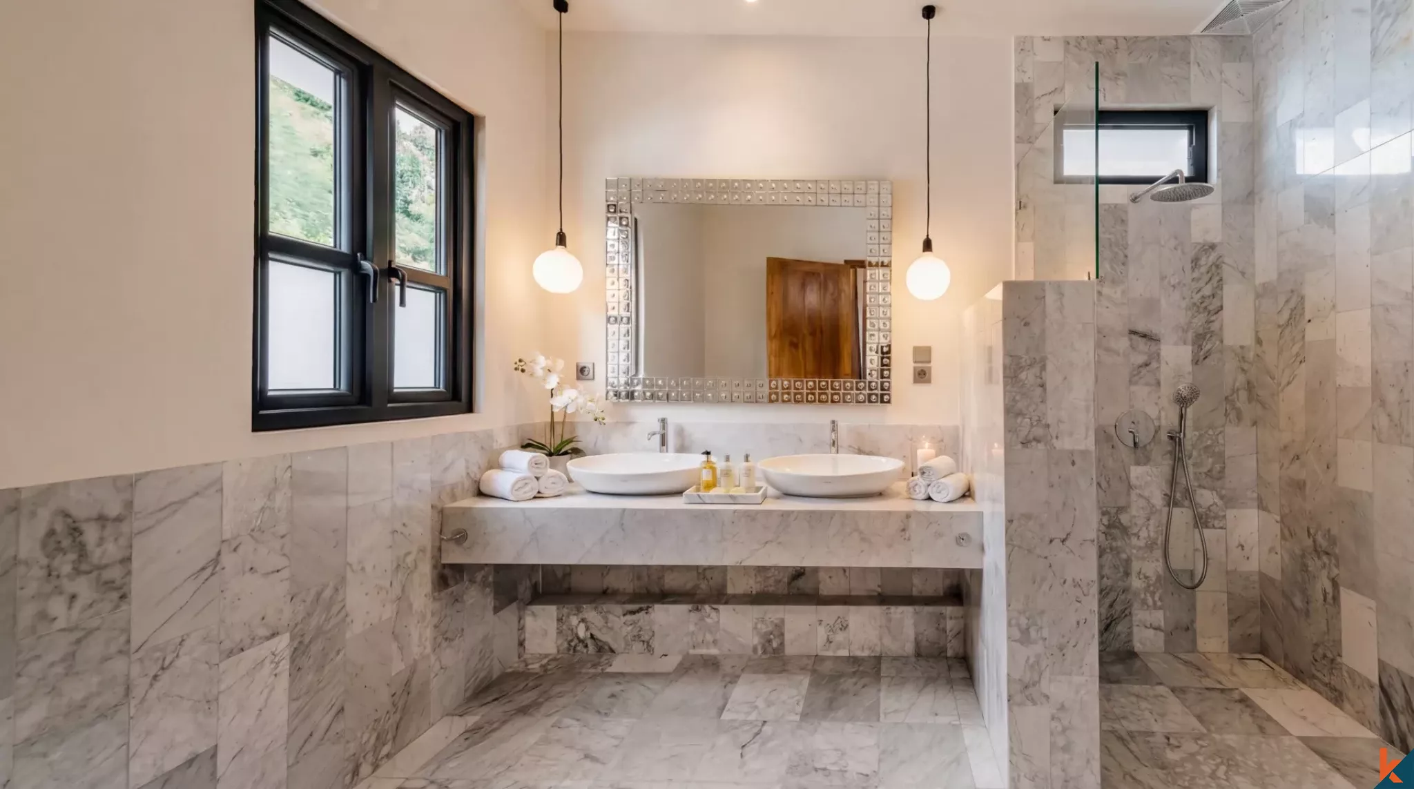 Properti Baru dengan Hak Sewa Jangka Panjang Tiga Kamar Tidur dan Desain Stylish di Ungasan