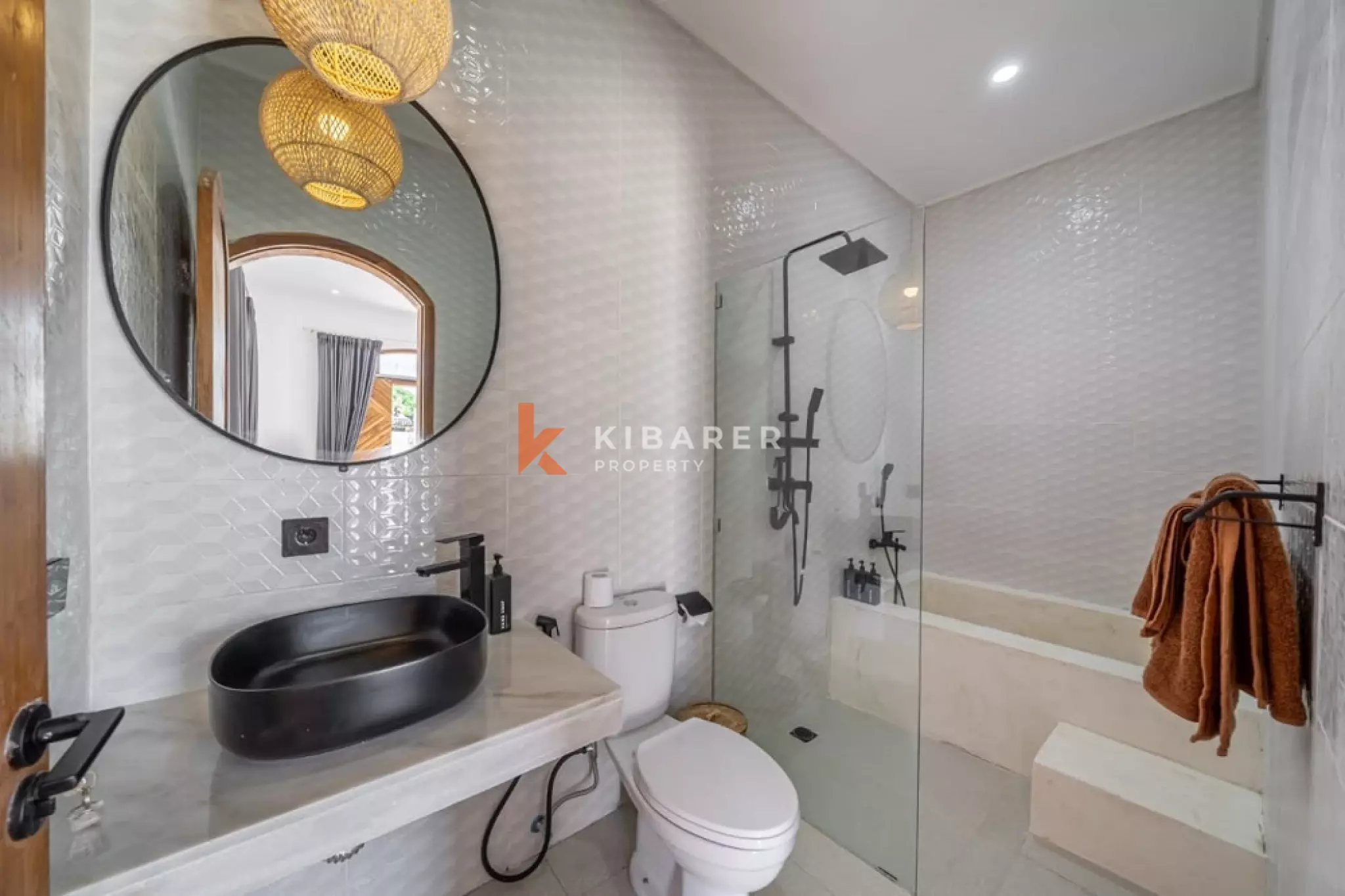 Villa Tertutup Tiga Kamar Tidur Dekat Tanah Lot (TERSEDIA APRIL 2026)