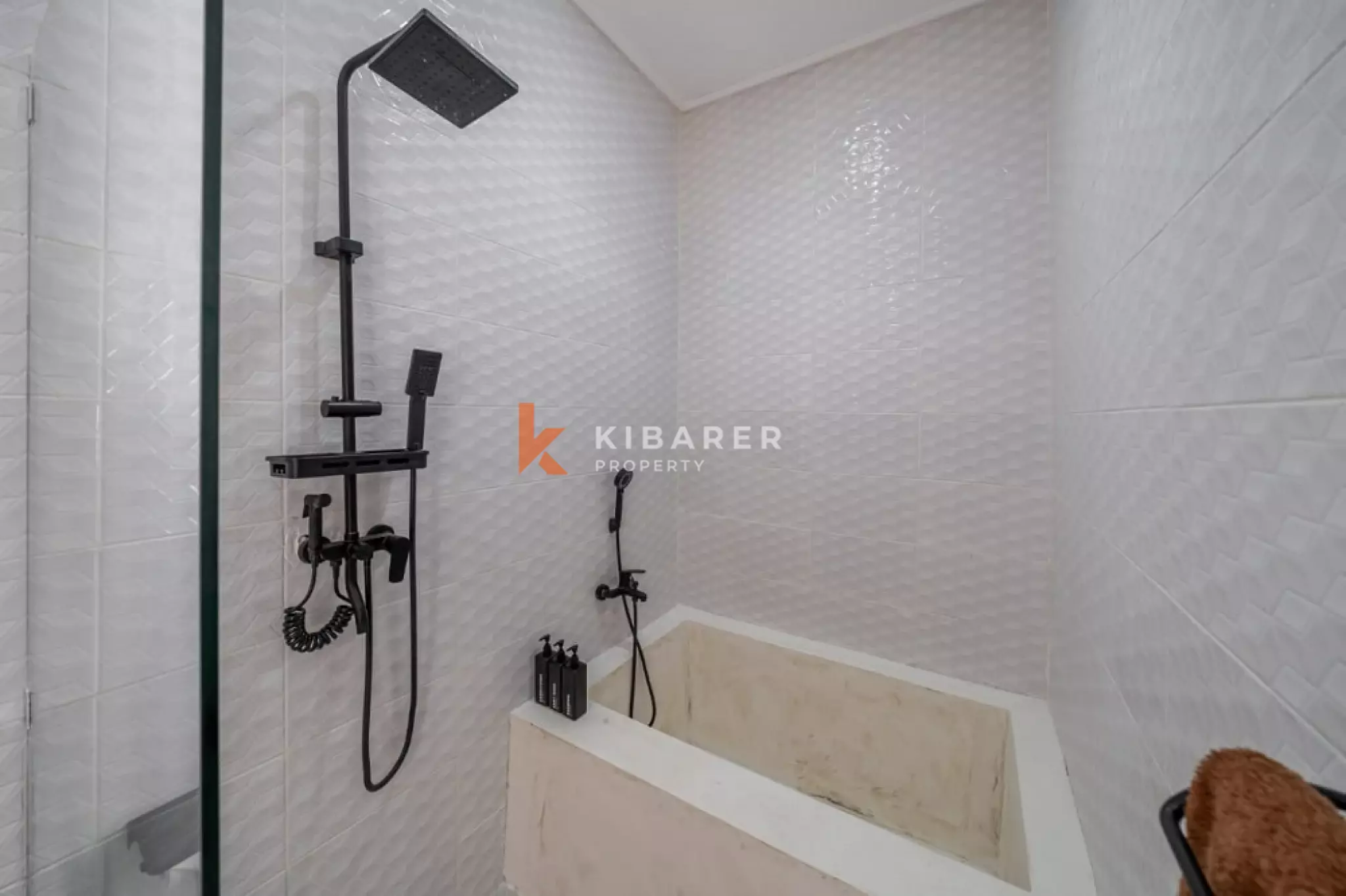 Villa Tertutup Tiga Kamar Tidur Dekat Tanah Lot (TERSEDIA APRIL 2026)