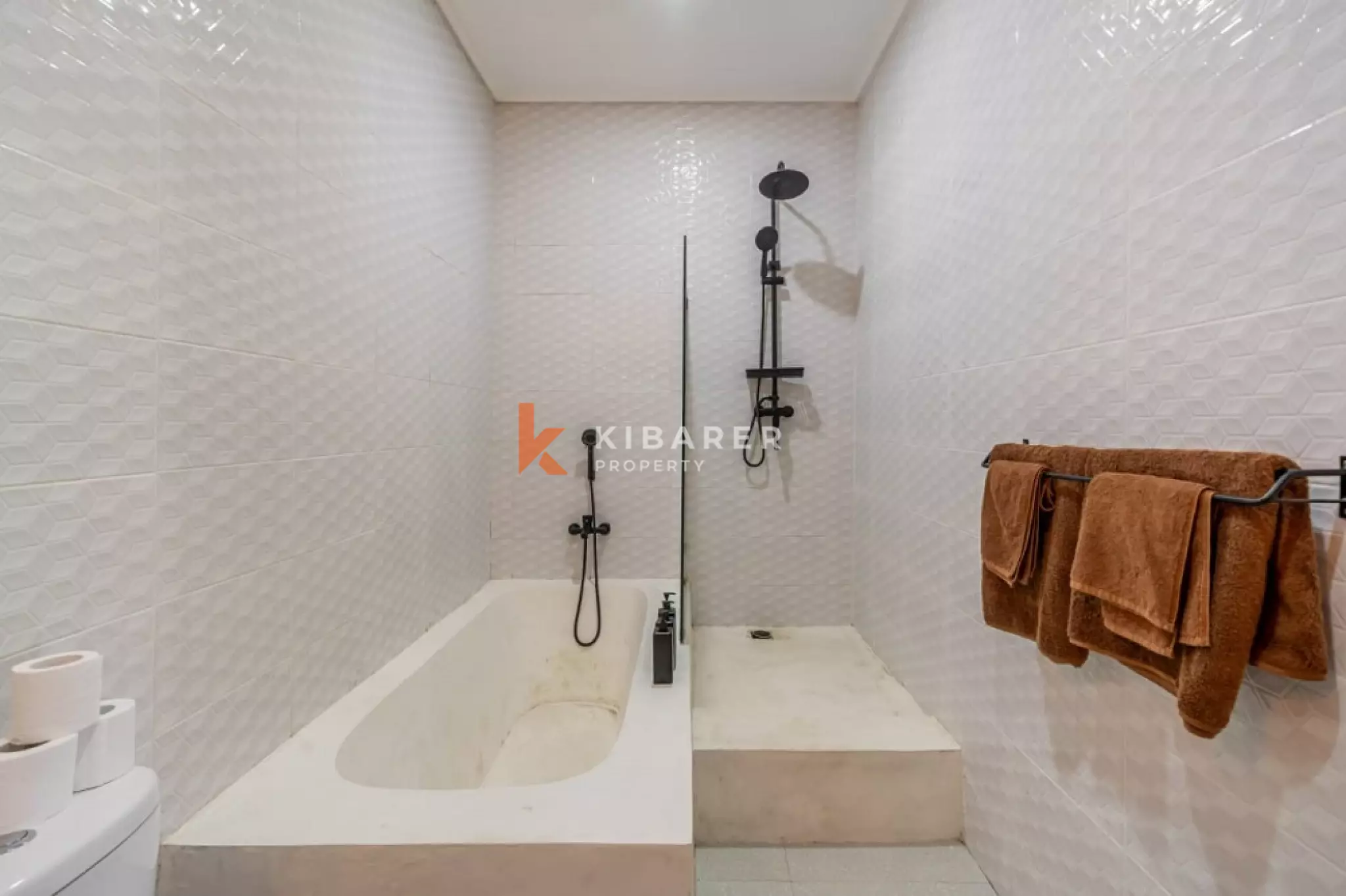 Villa Tertutup Tiga Kamar Tidur Dekat Tanah Lot (TERSEDIA APRIL 2026)